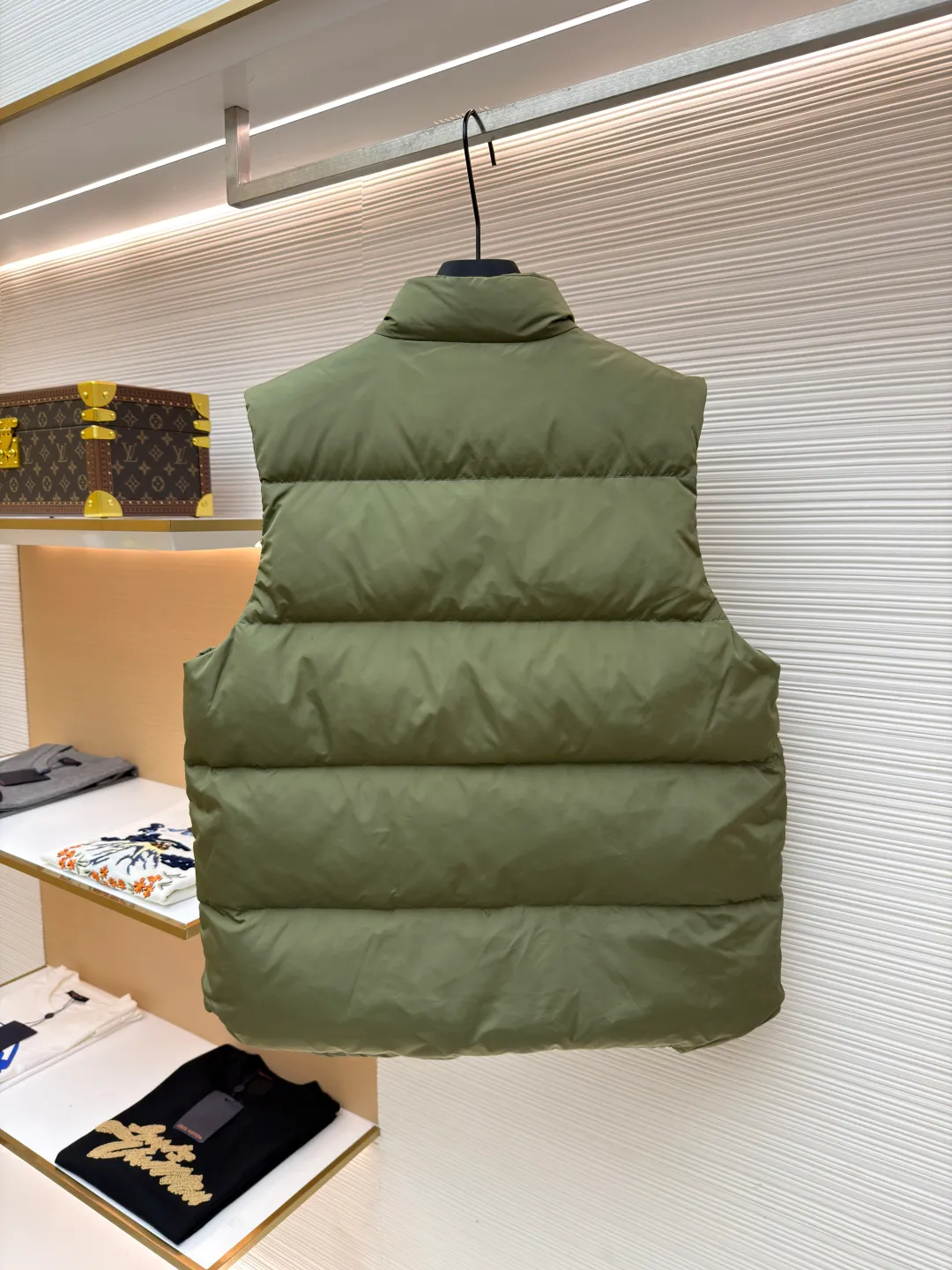 PRADA fabric triangle down vest ●Original version: Purchased and developed by 11909 ●Item number: 1681118-C10 ●Fabric: white duck down fabric ●Technology: patch production ●Version: fitted version ●Weight: about 430 grams ●Size: 46-48-50-52 ●Description: The brand's iconic regenerated nylon fabric is selected, which has the same performance as traditional nylon, with high strength, tear resistance, wear resistance and other characteristics. It is lightweight and waterproof, suitable for various scenarios. Anti-wrinkle, quick-drying and easy to maintain on a daily basis. The felt cloth material is flatly fixed on the stamping machine table. Under the control of the ground controller, the upper mold is driven to move downward at extremely high speed and pressure. The sharp edge under pressure cuts off the felt cloth fibers instantly and cleanly like a paper knife. The whole process is completed within milliseconds. Through precise calculation, the triangle shape with no burrs and brushed edges is formed. It uses 90 white duck down with a weight of 160g to ensure excellent thermal insulation performance. After strict screening and processing, the velvet is not easy to drill, ensuring durability. The overall wiring is straight and delicate, the fabric is comfortable and soft, and the color is consistent without color difference. It can be matched with the same style to create a fashionable look and control various occasions. Customized accessories, complete with three standards, same style for men and women!