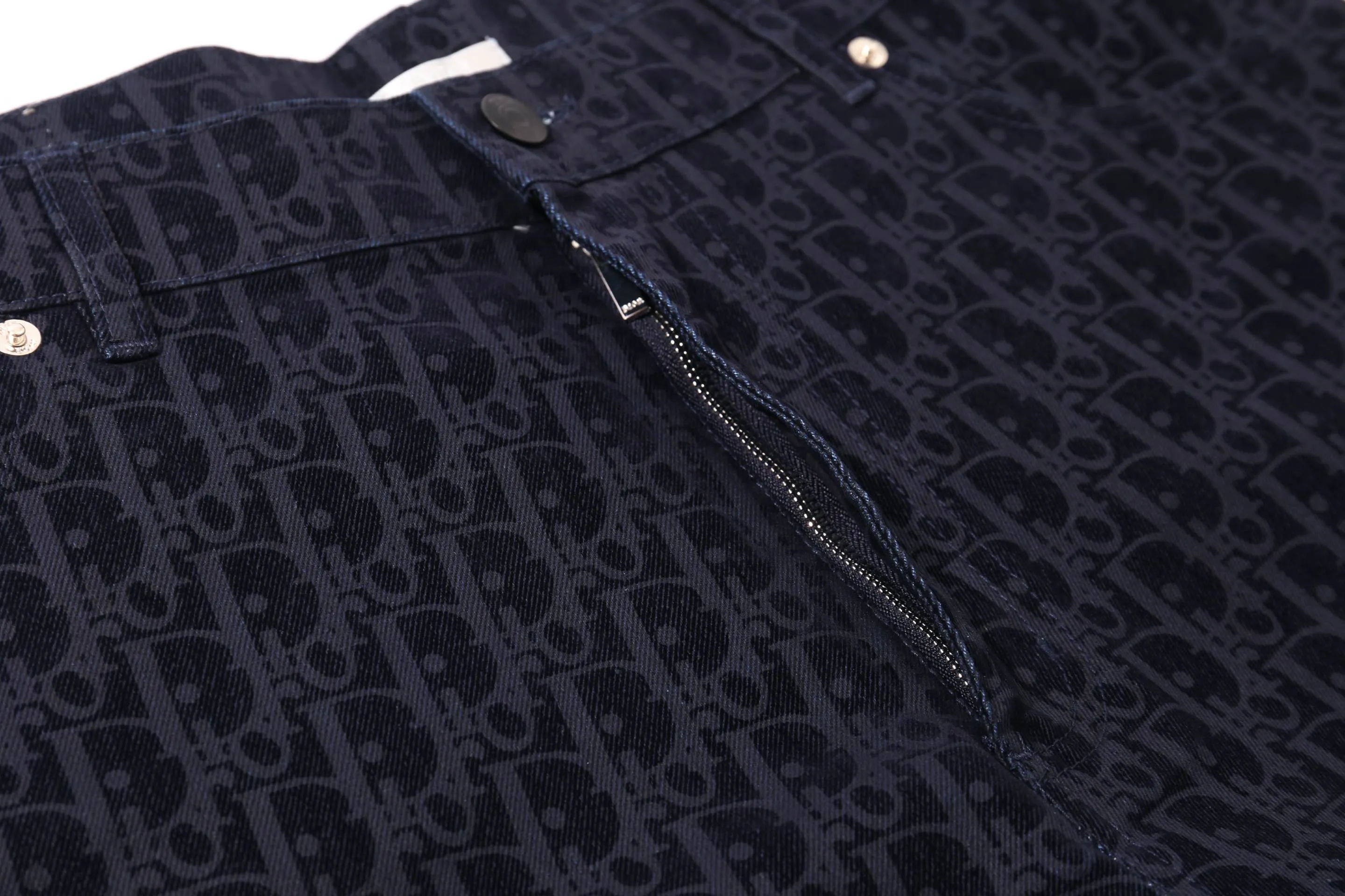 🅿️290 High-quality and new Dio Dior Year of the Snake limited edition flocked denim shorts. The classic presbyopia is reinterpreted all over the body. The snake pattern under the pockets forms the brand letters with a slight flocking effect and a three-dimensional pattern. The cotton denim fabric is low-key and dark washed. The design style is classic and easy to wear. Size:XS-L