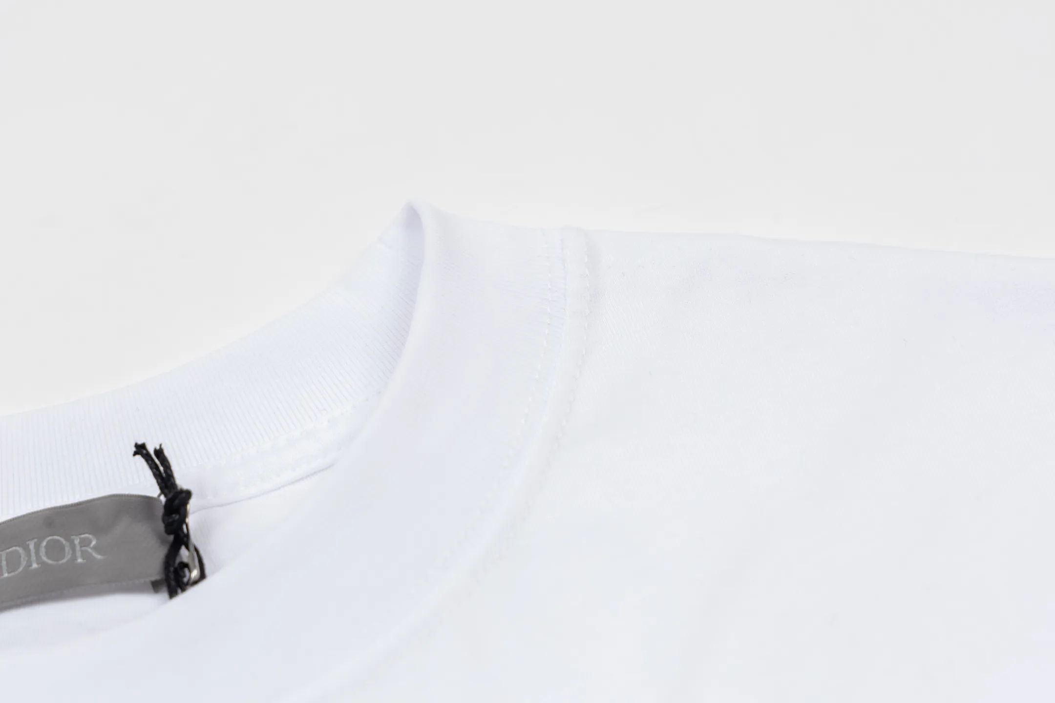 🅿️260 CD 25FW Logo Embroidered Short Sleeve The fabric is made of 24S 185g special woven compact cotton fabric, and the rib is made of 32S 300g double yarn rib. It is woven with 24 count special woven compact cotton yarn. The weaving process requires high standards and requires the use of advanced looms and high-quality raw materials. Specially woven compact cotton has many advantages, such as softness and comfort, good breathability, strong wrinkle resistance, good durability, etc.; it has a tighter, softer and more delicate texture and feel. Add exquisite details to soft fabrics through embroidery to enhance the sense of luxury; the needle-stitch embroidery process has unique style and characteristics. The number of times the stitches are repeated highlights the layering and delicacy. Needle embroidery can achieve very fine details, and the work has a strong sense of line and three-dimensionality. Size:XS-S-M-L