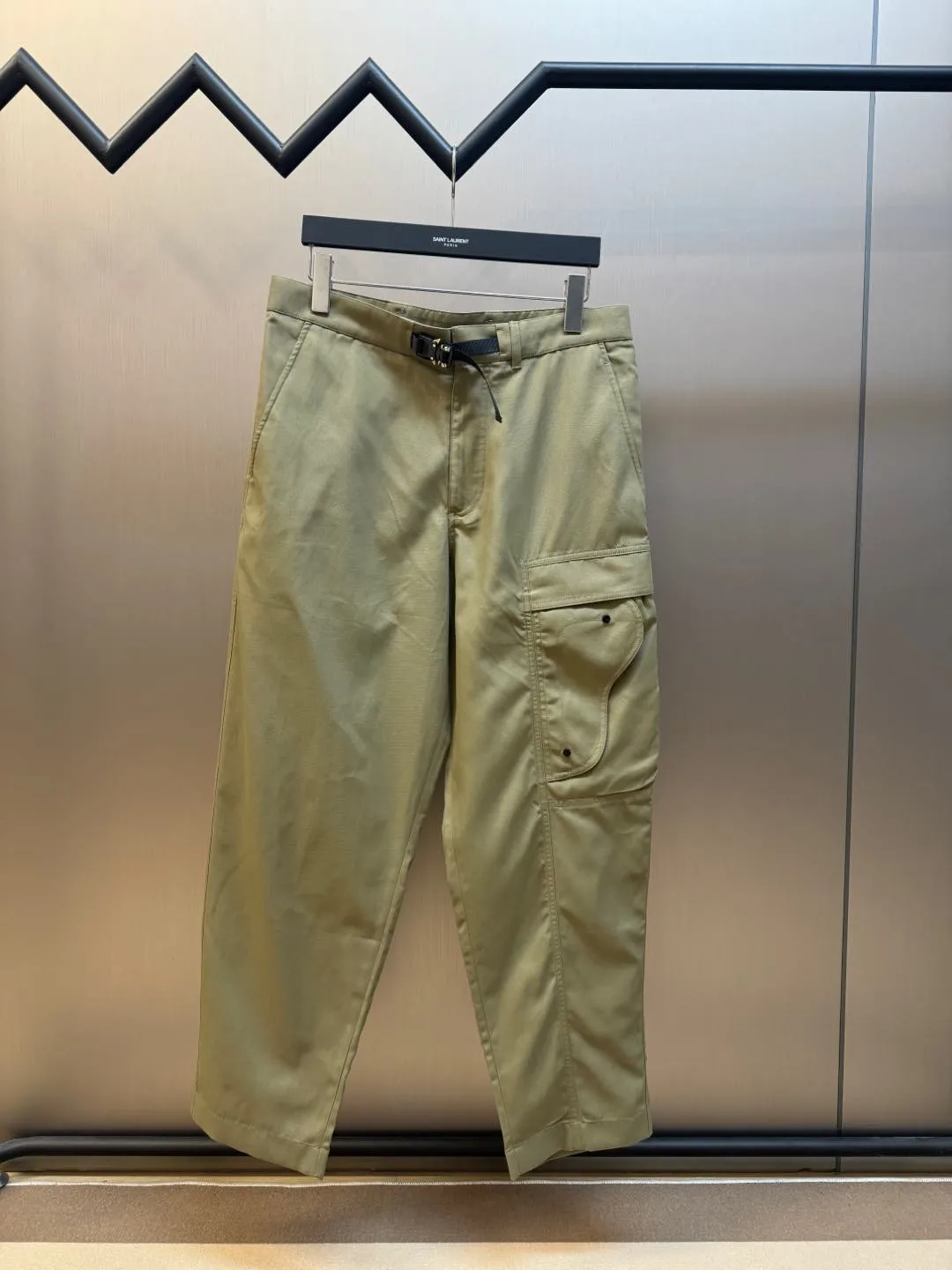 🅿️560 Dior metal buckle web trousers are made of small pique nylon fabric, customized with exclusive warp pulling on the beam to make a jacquard pan head, high-speed rapier weaving, matching 60s twill imitation Tencel cotton lining, and custom-made waistband hardware locks. The parts are hand-sprayed with glossy black paint, laser engraved with letters, side pockets with CD lettering and lacquered snap buttons, silicone stamp on the rear panel, scanned the original version and made three template corrections, 3D printed and molded in one step size: 44.46.48.50