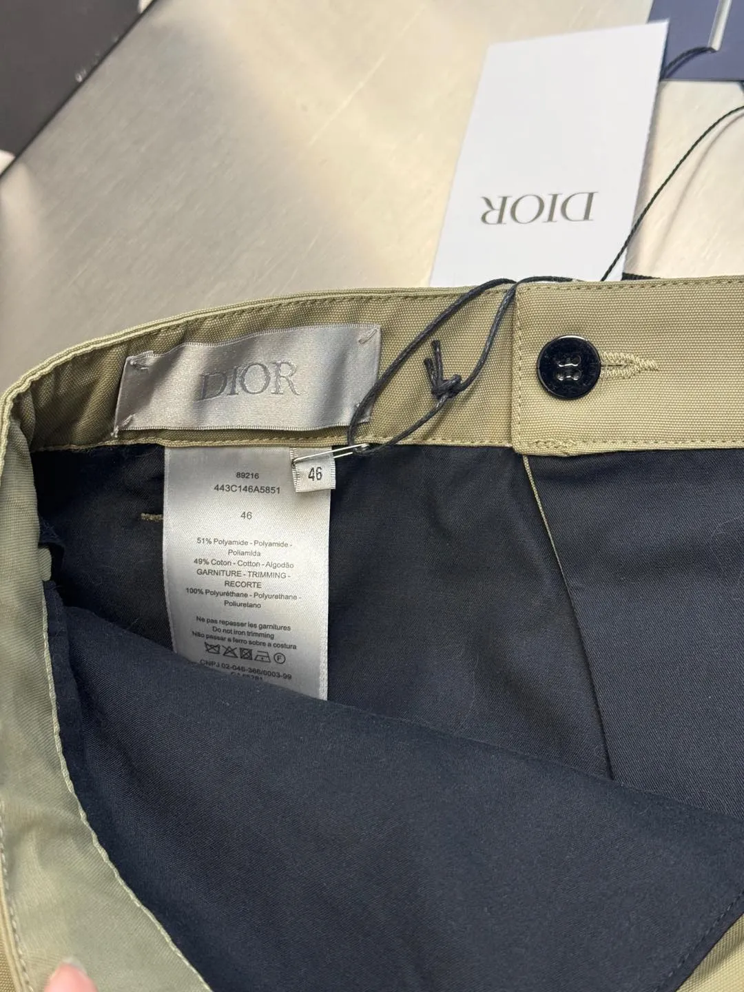 🅿️560 Dior metal buckle web trousers are made of small pique nylon fabric, customized with exclusive warp pulling on the beam to make a jacquard pan head, high-speed rapier weaving, matching 60s twill imitation Tencel cotton lining, and custom-made waistband hardware locks. The parts are hand-sprayed with glossy black paint, laser engraved with letters, side pockets with CD lettering and lacquered snap buttons, silicone stamp on the rear panel, scanned the original version and made three template corrections, 3D printed and molded in one step size: 44.46.48.50