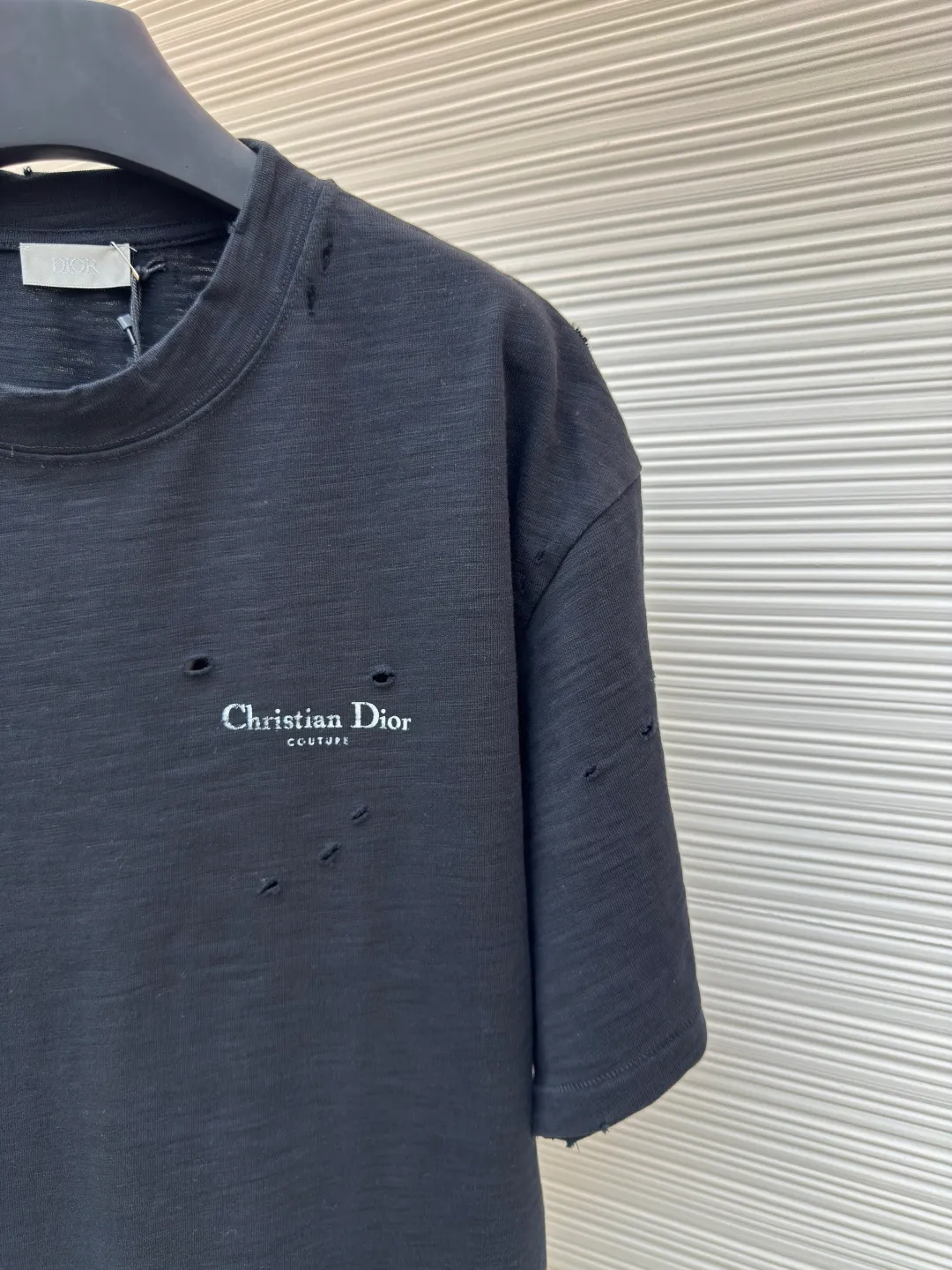 Dior hole letter printed T-shirt ●Authentic product: Purchased and developed for 8400 ●Item number: 1680533-A35 ●Fabric: slub plain fabric ●Technology: printing production ●Version: fitted version ●Weight: about 420 grams ●Size: XS-S-M-L ●Description: Fabric used The round collar is positioned on a flat car, and the front and rear panels are printed with hand-plated screen glue. The film is engraved with laser dots to create the effect of hollowing out and missing letters. The side of the garment is designed to be bifurcated by a flat car. The hem of the front and rear panels is cut using a special toe-picking machine to create a hollow effect on the surface. The entire garment is manually positioned and cut with holes, and the garment is fermented and washed to create a nostalgic effect. The overall workmanship is very complicated. The embroidery is made with heat-capacitive glue and needs to be hot-glued to ensure quality. The checkerboard pattern needs to be positioned correctly, so the speed is relatively slow. Each process of the entire garment is slow and time-consuming. The overall wiring is straight and delicate, the fabric is comfortable and soft, and the color is consistent without color difference. It can be matched with the same style to create a fashionable look, and can be used in various occasions. Customized accessories, three complete standards, the same style for men and women!