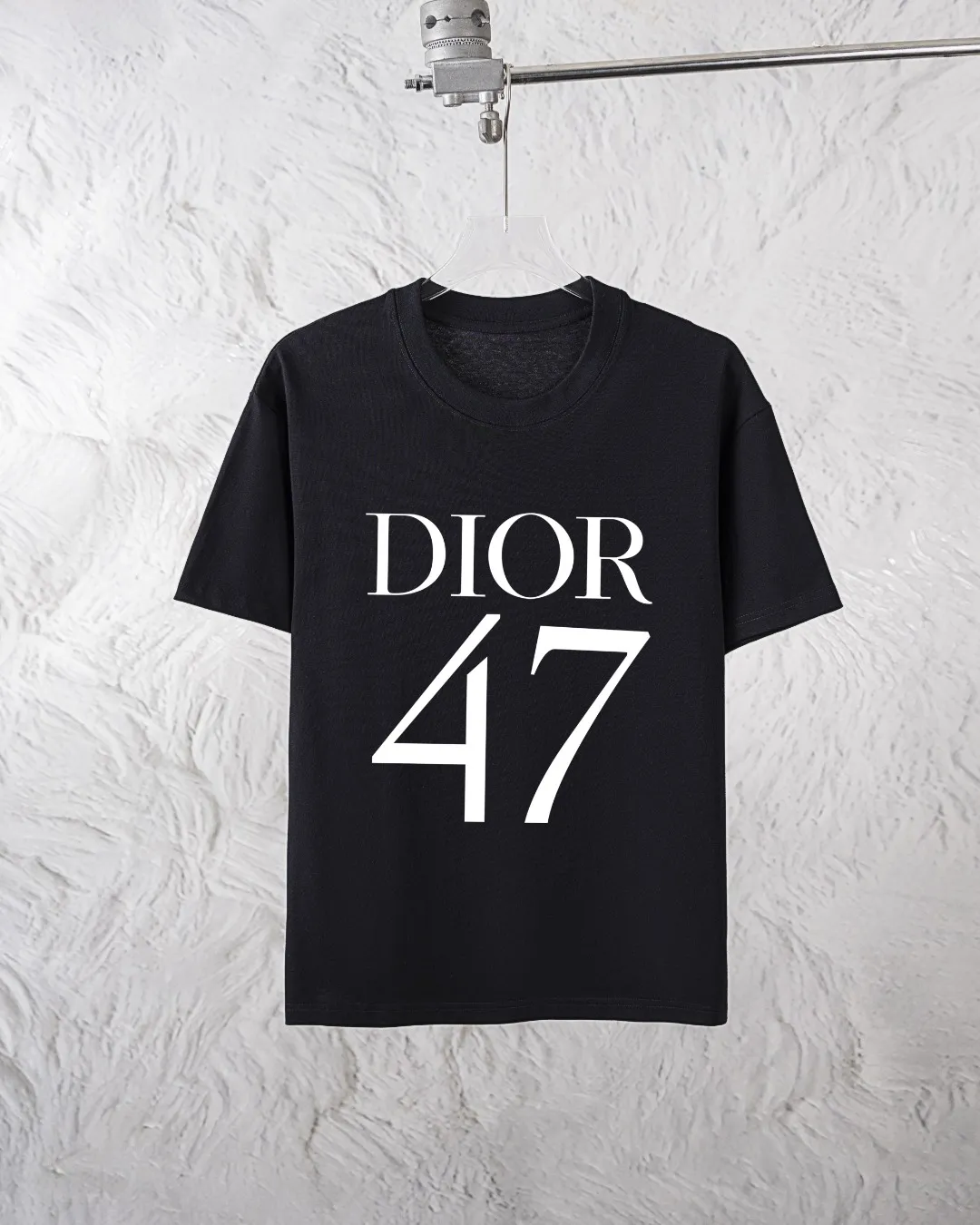 🅿️300 Dior Exclusively provides new trendy men’s fashionable round neck short-sleeved shorts suits, trendy and fashionable casual short-sleeved suits! It has high breathability and comfort, impeccable details, and brand element design concept, reflecting high quality. It presents a casual cut and the upper body shape is great! Material: 250g Xinjiang long-staple cotton short sleeves + 360g pure cotton terry shorts Size: S M L Due to manual measurement, there is a deviation of about 1-3CM in size.