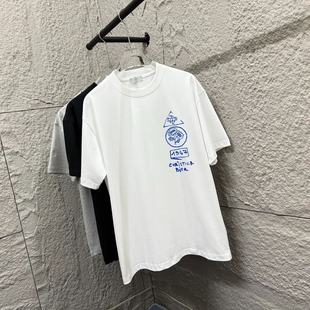 🅿️180 Dio*Dior* 2025 Spring and Summer Style Blue letters printed personalized logo Customized double yarn plain cotton fabric Short-sleeved T-shirt Uniform for men and women Color: White Black Light Blue Size: S (90-130 catties) M (120-150 catties) L (140-165 catties) XL (160-180 catties) XXL (180-210 pounds)