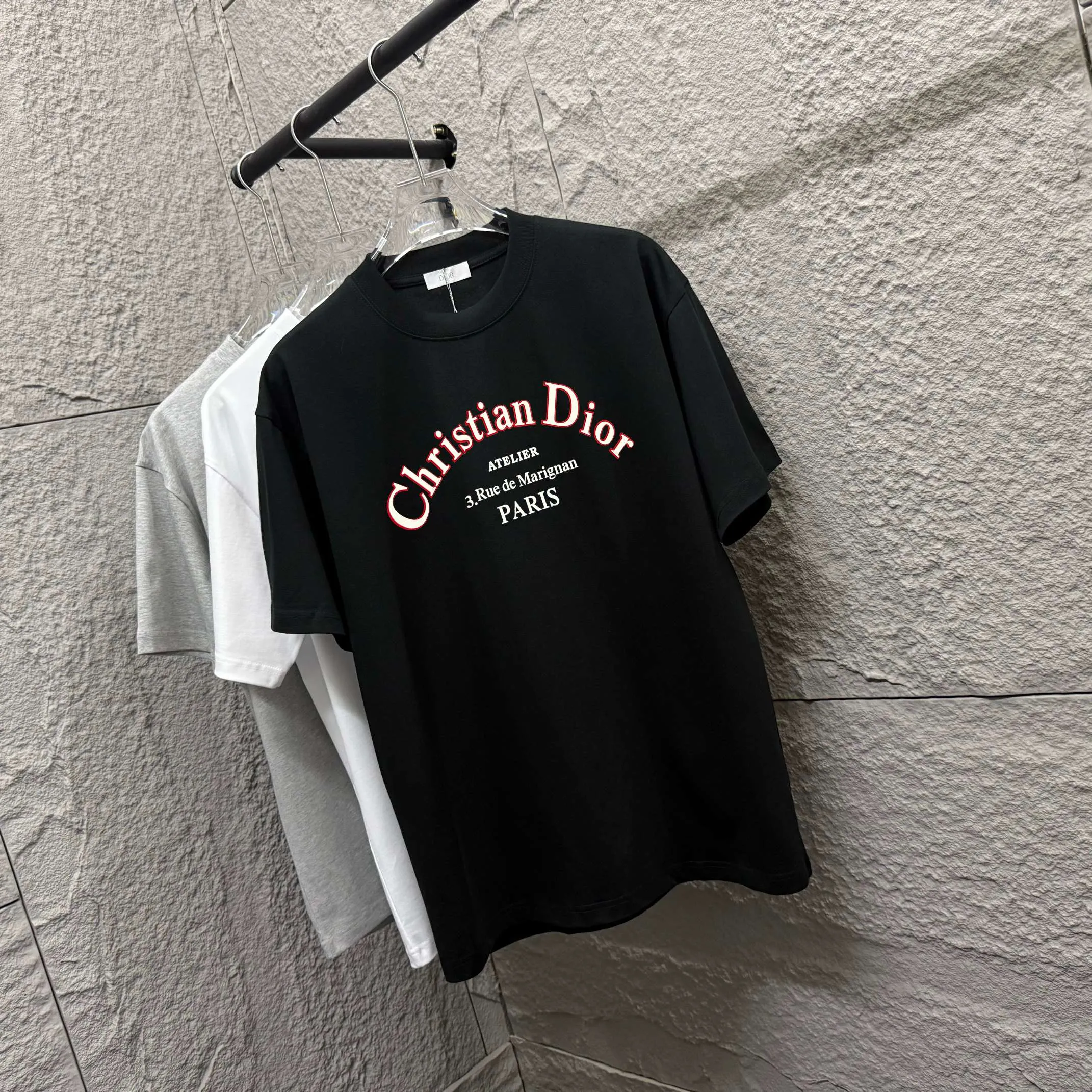 🅿️190 Dio* Dior 2025 spring and summer new style Classic letter flocking technology + three-dimensional silicone Simple and elegant Customized double yarn plain cotton fabric Short-sleeved T-shirt Unisex Color: Black White Size: S (90-130 catties) M (120-150 catties) L (140-165 catties) XL (160-180 catties) XXL (180-210 pounds)