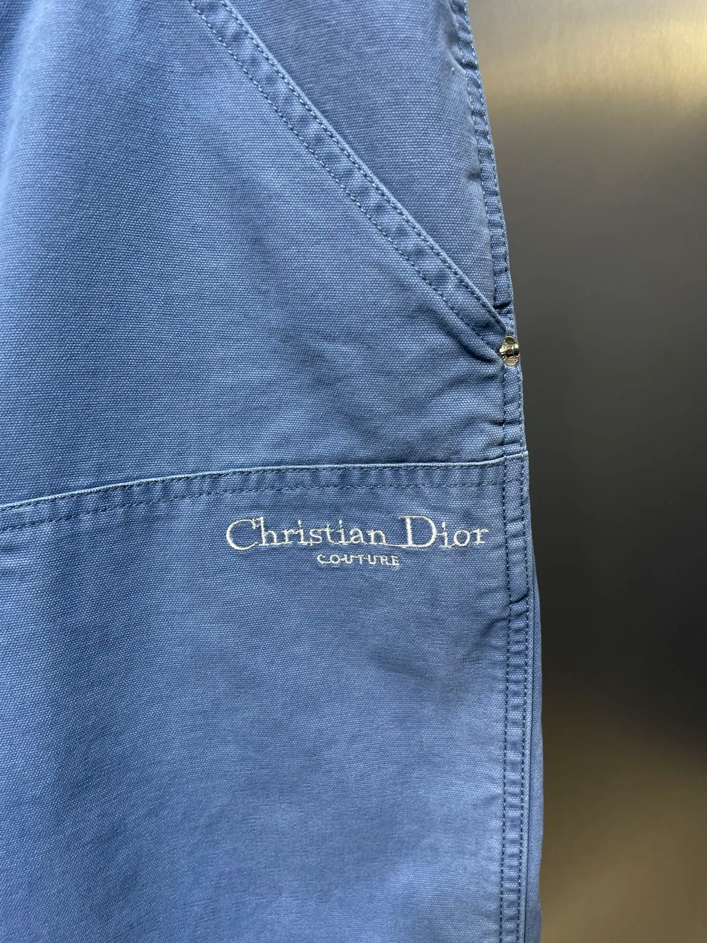 🅿️420 dior 🌟【Top original order】Embroidered letter shorts process description: The fabric is made of customized blue cotton fabric, engraved hardware buttons, classic letter logo embroidery, with gray leather tag on the back side, the overall routing is straight and delicate, the fabric is comfortable and soft, the color is consistent and no color difference. It can be matched with the same style to create a fashionable look, control various occasions, customized accessories, complete three labels, the same style for men and women! ⚠️Color: Blue ⚠️ Size: 46 48 50 52