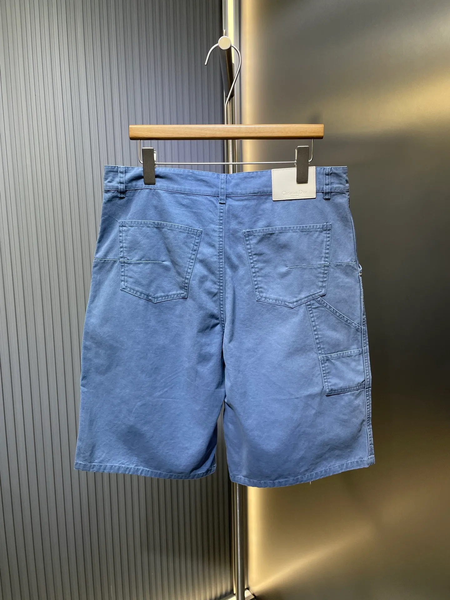 🅿️420 dior 🌟【Top original order】Embroidered letter shorts process description: The fabric is made of customized blue cotton fabric, engraved hardware buttons, classic letter logo embroidery, with gray leather tag on the back side, the overall routing is straight and delicate, the fabric is comfortable and soft, the color is consistent and no color difference. It can be matched with the same style to create a fashionable look, control various occasions, customized accessories, complete three labels, the same style for men and women! ⚠️Color: Blue ⚠️ Size: 46 48 50 52