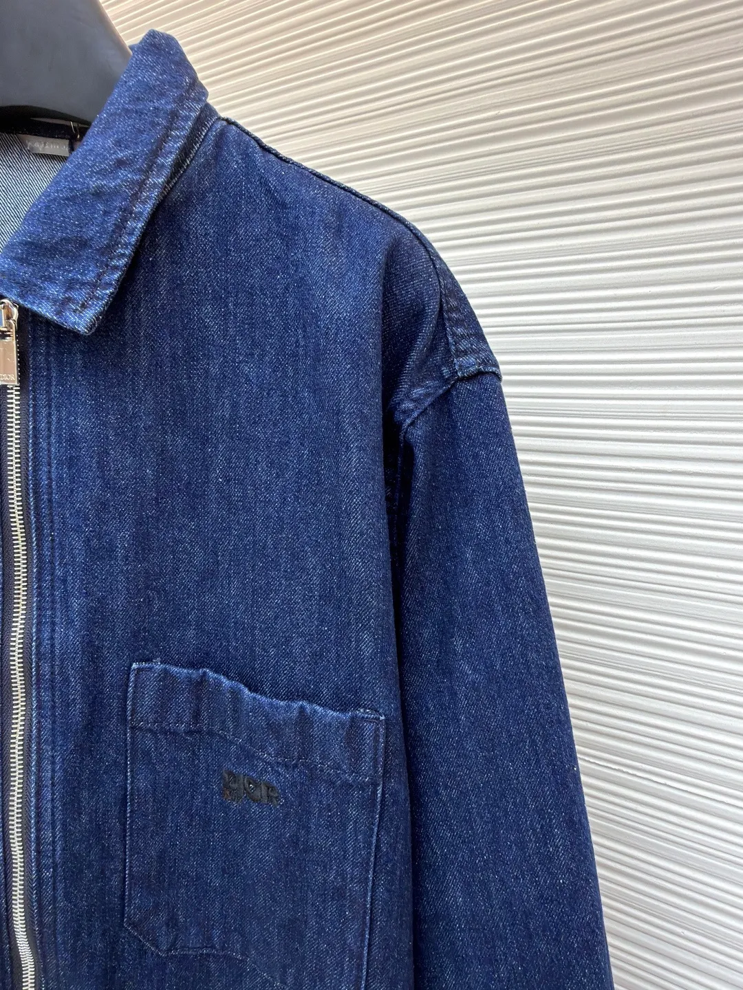 Dior black letter embroidered jacket denim shirt ●Original version: Purchased and developed by 12599 ●Item number: 1681538-B45 ●Material: denim fabric ●Technology: Soft washable production ●Color: blue ●Version: fitted version ●Weight: about 790 grams ●Size: 44-46-48-50 ●Description: This product is made of blue cotton denim. The fabric is woven using high-count cotton yarn. The finished garment effect is achieved through stone washing and finishing process. Special fabric treatments retain denim's classic look and durability while reducing its traditional heavy, stiff stereotype, making it more suitable as a spring outerwear shirt. The embroidery is applied to the breast pockets and back, using a process that combines black embroidery thread with flat stitch three-dimensional embroidery to present the delicate layers and outline lines of the letters. Its precise stitching creates a tense contrast with the rough texture of the jeans. The brand letter logo is matte and needle embroidered, and the contrasting matte embroidery thread material is used for the version to best restore the same effect as the original version. The embroidery is very fine and dense, and by controlling the direction and tightness of the embroidery thread, the embroidery thread forms different bends and heights on the embroidery cloth. Combined with encryption processing to increase the three-dimensional effect, it has a convex feel and a strong three-dimensional effect, and the embroidery body has a subtle matte visual texture. General washing is a common denim washing process, mainly used to remove impurities and floating colors on the surface of denim. In the general washing process, water and detergent are usually used for cleaning. Through gentle scrubbing and rinsing, the denim becomes softer and cleaner. The overall wiring is straight and delicate, the fabric is comfortable and soft, and the color is consistent without color difference. It can be matched with the same style to create a fashionable look and control various occasions. Customized accessories, complete with three standards, same style for men and women!