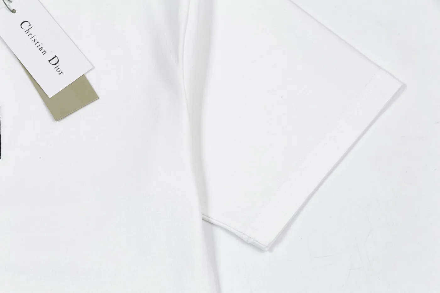 🅿️190 Dior DIOR's new classic embroidered short-sleeved T-shirt, high quality 🔥nylon pure cotton wash hand feel, logo letters embroidered on the front, specially customized ribbing. The fabric is comfortable and soft, restoring the trend brought by special craftsmanship, custom dyed, complete with three standards. Non-market ordinary version. Compare at will. Quality is absolutely guaranteed. Same style for men and women. Color: Black White Size: S M L XL [Style No. D901]