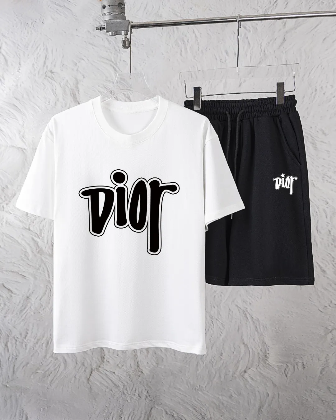 🅿️300 Dior Exclusively provides new trendy men’s fashionable round neck short-sleeved shorts suits, trendy and fashionable casual short-sleeved suits! It has high breathability and comfort, impeccable details, and brand element design concept, reflecting high quality. It presents a casual cut and the upper body shape is great! Material: 250g Xinjiang long-staple cotton short sleeves + 360g pure cotton terry shorts Size: S M L Due to manual measurement, there is a deviation of about 1-3CM in size.