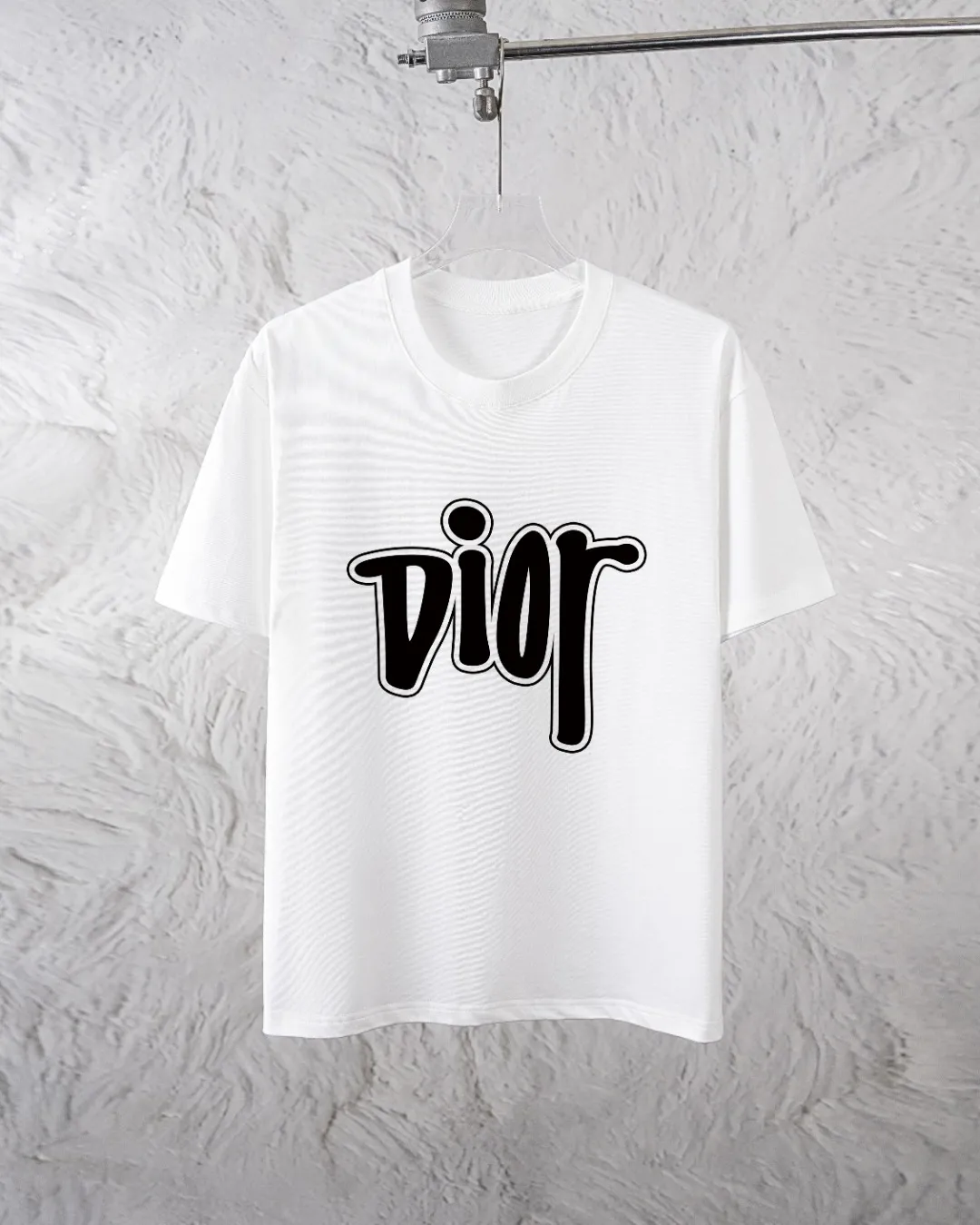 🅿️300 Dior Exclusively provides new trendy men’s fashionable round neck short-sleeved shorts suits, trendy and fashionable casual short-sleeved suits! It has high breathability and comfort, impeccable details, and brand element design concept, reflecting high quality. It presents a casual cut and the upper body shape is great! Material: 250g Xinjiang long-staple cotton short sleeves + 360g pure cotton terry shorts Size: S M L Due to manual measurement, there is a deviation of about 1-3CM in size.