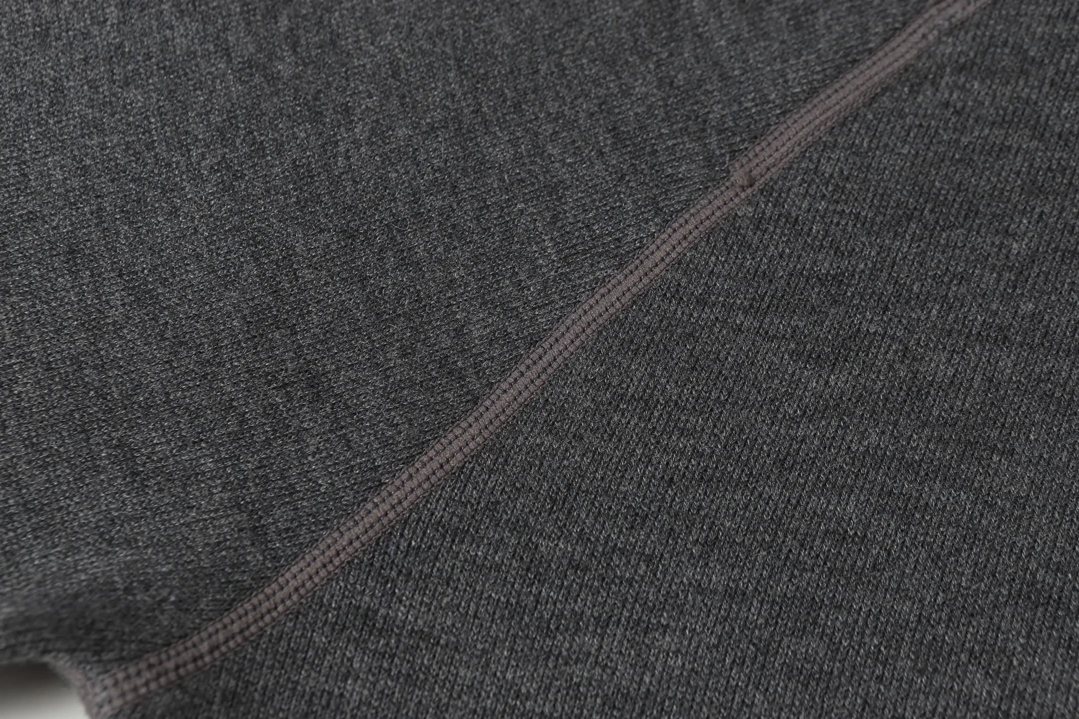 🅿️630 DIOR/Dior double-sided jacquard cashmere knitted hood. The original version was purchased for 22,337 and developed. The fabric is made of cashmere blended knitted fabric, which is soft and comfortable. It features a zip closure at the front and subtle ribbed trimming at the cuffs and hem. Reversible, the unlined cut ensures a lightweight fit and the slim fit creates an elegant silhouette. The entire piece has exquisite craftsmanship, double-sided knitting technology enables reversible wear, and ribbed edges enhance the three-dimensional effect. Dry cleaning and maintenance are recommended to maintain the delicate texture of cashmere fabrics. This piece is both casual and fashionable, and can be easily matched with all kinds of clothing, showing the brand's exquisite craftsmanship and classic aesthetics. Color: Gray Size: S M L