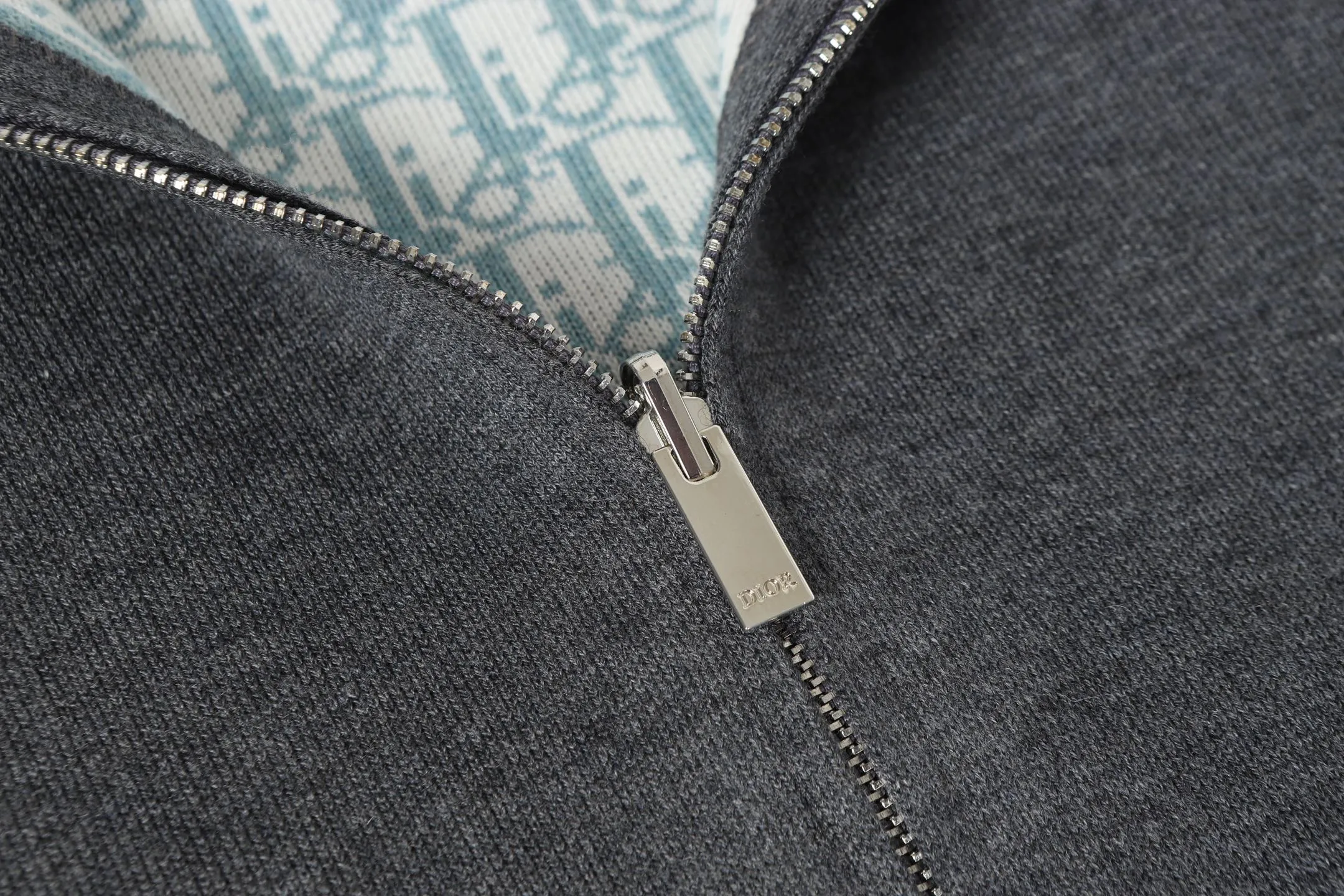 🅿️630 DIOR/Dior double-sided jacquard cashmere knitted hood. The original version was purchased for 22,337 and developed. The fabric is made of cashmere blended knitted fabric, which is soft and comfortable. It features a zip closure at the front and subtle ribbed trimming at the cuffs and hem. Reversible, the unlined cut ensures a lightweight fit and the slim fit creates an elegant silhouette. The entire piece has exquisite craftsmanship, double-sided knitting technology enables reversible wear, and ribbed edges enhance the three-dimensional effect. Dry cleaning and maintenance are recommended to maintain the delicate texture of cashmere fabrics. This piece is both casual and fashionable, and can be easily matched with all kinds of clothing, showing the brand's exquisite craftsmanship and classic aesthetics. Color: Gray Size: S M L