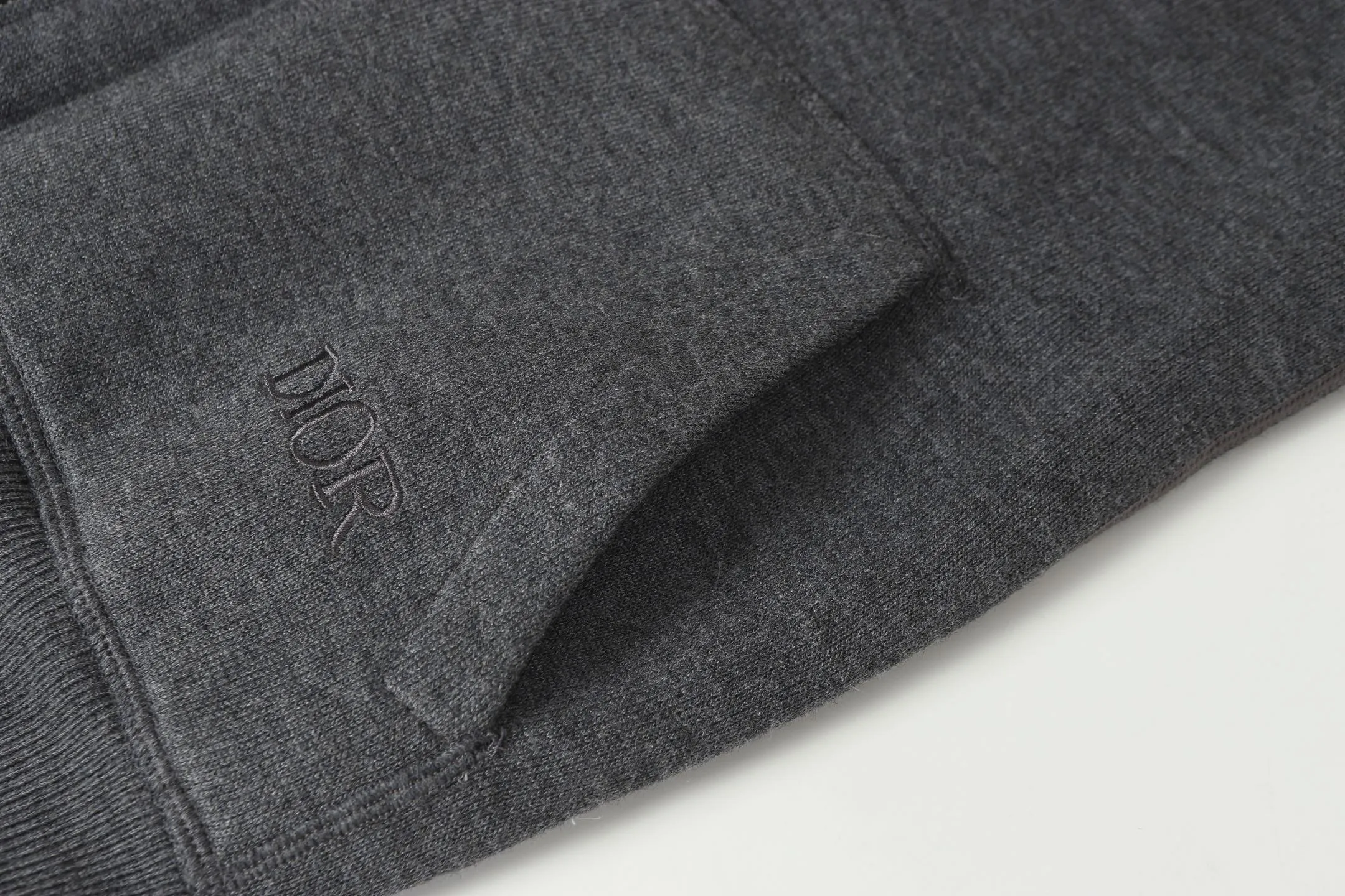 🅿️630 DIOR/Dior double-sided jacquard cashmere knitted hood. The original version was purchased for 22,337 and developed. The fabric is made of cashmere blended knitted fabric, which is soft and comfortable. It features a zip closure at the front and subtle ribbed trimming at the cuffs and hem. Reversible, the unlined cut ensures a lightweight fit and the slim fit creates an elegant silhouette. The entire piece has exquisite craftsmanship, double-sided knitting technology enables reversible wear, and ribbed edges enhance the three-dimensional effect. Dry cleaning and maintenance are recommended to maintain the delicate texture of cashmere fabrics. This piece is both casual and fashionable, and can be easily matched with all kinds of clothing, showing the brand's exquisite craftsmanship and classic aesthetics. Color: Gray Size: S M L