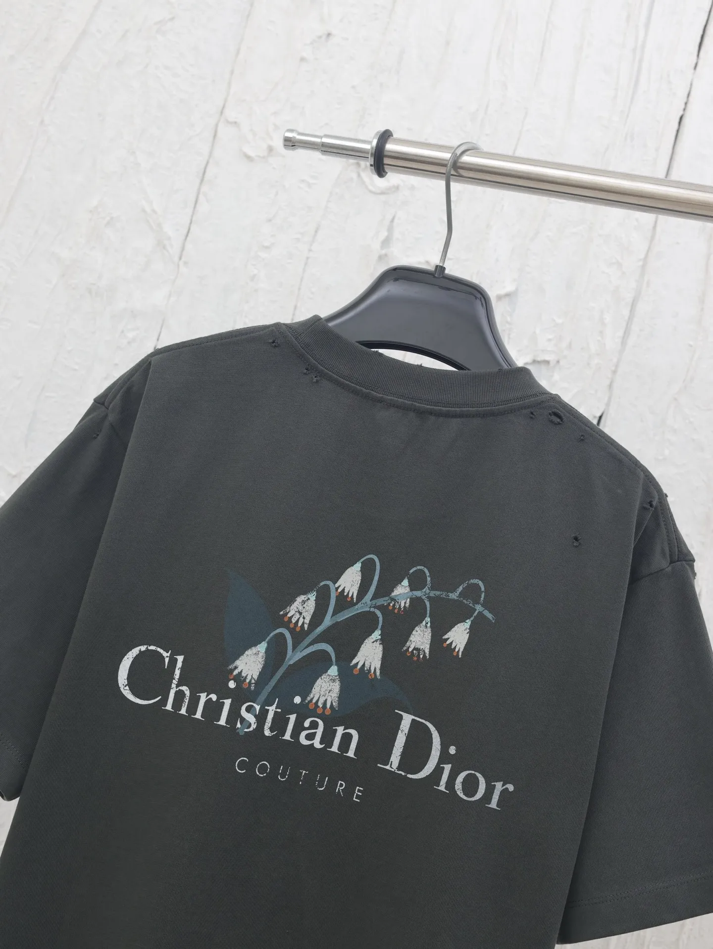 🅿️260 Dio*/Dior 25 spring and summer lily of the valley letter print round neck short sleeves YB purchased the pattern, using 270g washed cotton, 36-count double yarn, smooth fabric, comfortable and soft, skin-friendly and breathable, tight and thick feel, four-thread dense edge, double-thread collar edge, double-needle chain bottom hemming and stitching, the chest is decorated with brand letter logo printing, and the back is decorated with Lily of the Valley letter printing decoration, fine workmanship, can be matched with many types of clothing to create a fashionable look, customized accessories, complete three standards, the same style for men and women!  Size：S/M/L/XL