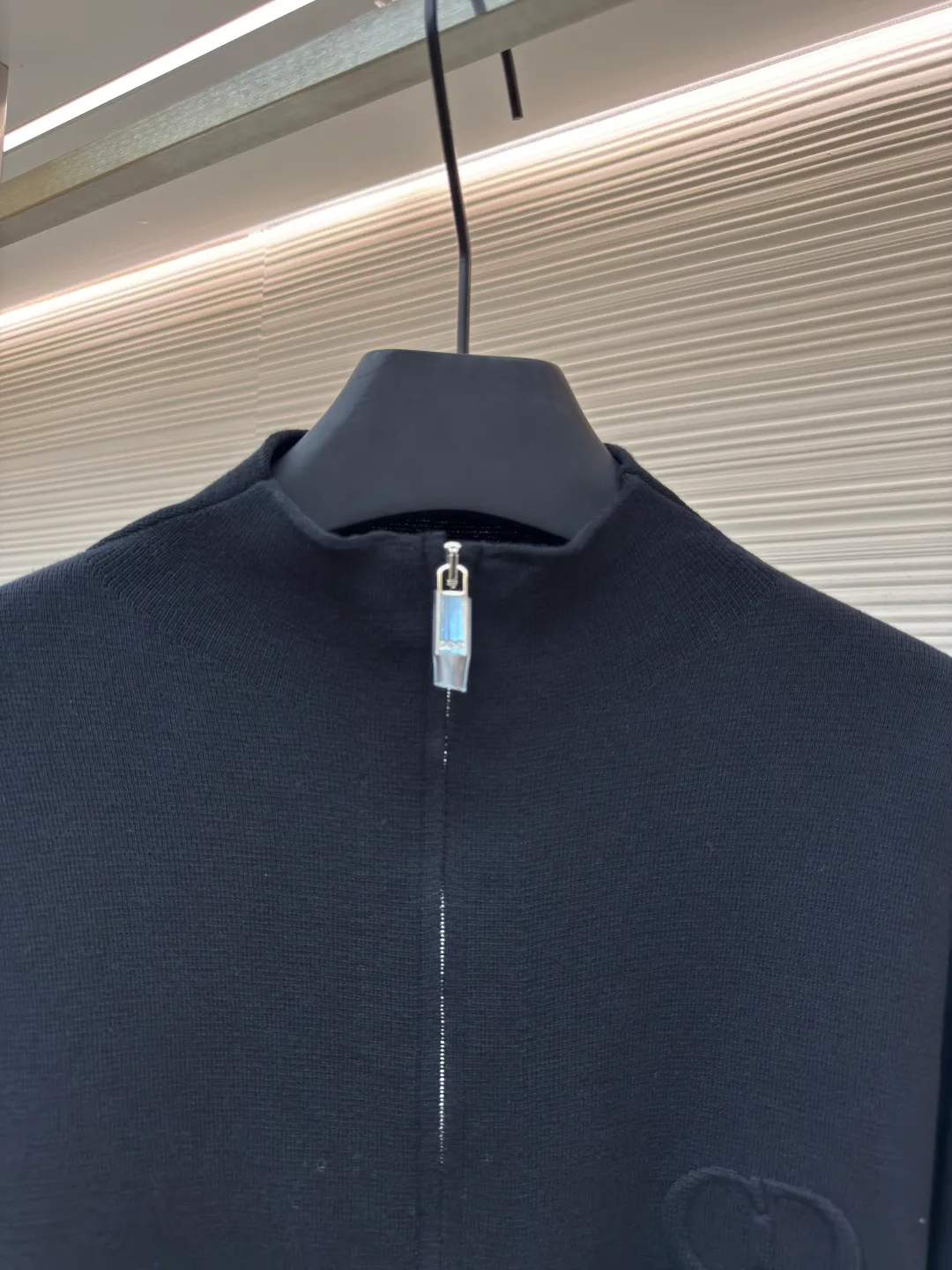 Dior CD letter woolen jacket ●Original version: purchased and developed by 15594 ●Item number: 1680725-B60 ●Fabric: wool blended fabric ●Technology: woolen fabric ●Version: fitted version ●Weight: about 615 grams ●Size: XS-S-M-L ●Description: The wool material is made of 48 counts of ultra-fine 50% wool and 50% cotton blended yarn. It uses an imported 14-gauge wool loom to double-sided three-dimensional weaving. A single piece takes 270 minutes per piece. The letters on the chest are molded and customized with silicone three-dimensional relief embossing technology. The No. 5 thread double-pull letter zipper is customized. The overall wiring is straight and delicate. The fabric is comfortable and soft, and the color is consistent and has no color difference. It can be matched with the same style to create a fashionable look, and can be used in various occasions. Customized accessories, complete with three standards, same style for men and women!