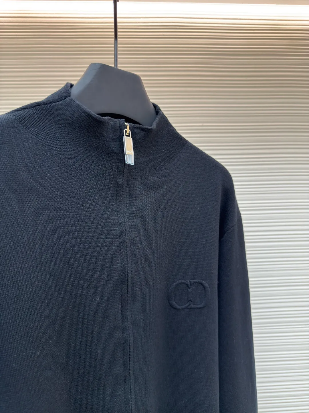 Dior CD letter woolen jacket ●Original version: purchased and developed by 15594 ●Item number: 1680725-B60 ●Fabric: wool blended fabric ●Technology: woolen fabric ●Version: fitted version ●Weight: about 615 grams ●Size: XS-S-M-L ●Description: The wool material is made of 48 counts of ultra-fine 50% wool and 50% cotton blended yarn. It uses an imported 14-gauge wool loom to double-sided three-dimensional weaving. A single piece takes 270 minutes per piece. The letters on the chest are molded and customized with silicone three-dimensional relief embossing technology. The No. 5 thread double-pull letter zipper is customized. The overall wiring is straight and delicate. The fabric is comfortable and soft, and the color is consistent and has no color difference. It can be matched with the same style to create a fashionable look, and can be used in various occasions. Customized accessories, complete with three standards, same style for men and women!