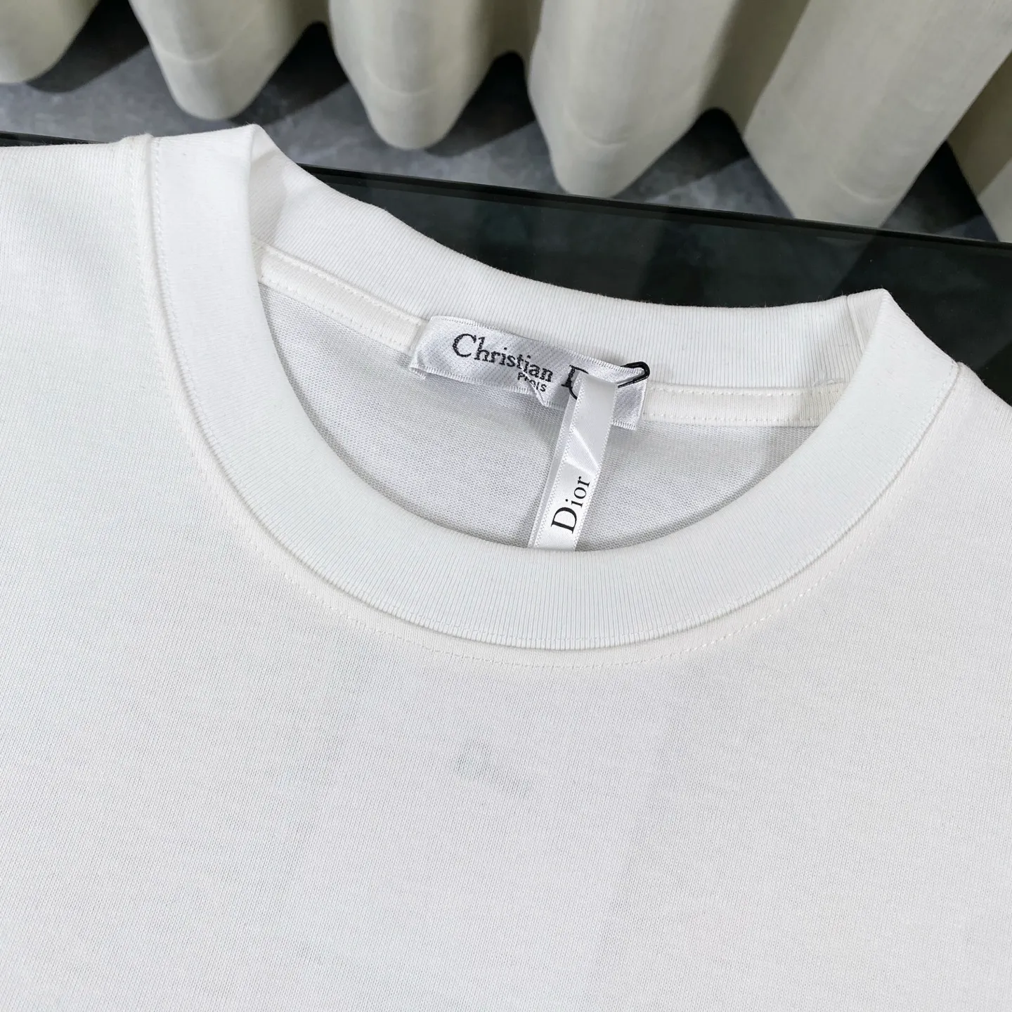 🅿️170 Dior 2025 new classic letters full-print graffiti short-sleeved round neck T-shirt for men and women. Fabric: 310 heavyweight pure cotton, feel free to compare. Made of specific heavyweight 32S fine cotton jersey fabric, 280g weight; with 32s+70D drawbar thread, 280g: 95/fine cotton*5% spandex double yarn rib. The worsted cotton material is light, thin and breathable, with a strong cotton feel on the hand and strong breathability and moisture absorption; the threads are woven into combed cotton fabric using a blending process, making the fabric very soft to the touch. The worsted cotton material is light and breathable, has a strong cotton feel on the hand, is breathable and hygroscopic; it is not easy to wrinkle and does not require special care. 32-needle high-end textile imported from the rib, 70D ultra-fine elastic stitching, nearly non-feeling stitching, comfortable and fit the body shape.  A full set of new Dior accessories, suitable for both men and women. Color: white, black. Size: S-XL