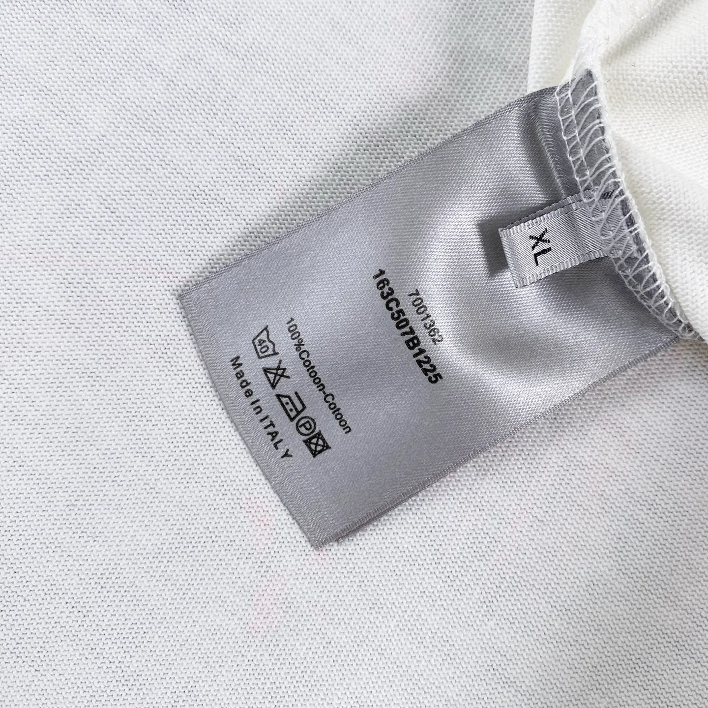 🅿️170 Dior 2025 new classic letters full-print graffiti short-sleeved round neck T-shirt for men and women. Fabric: 310 heavyweight pure cotton, feel free to compare. Made of specific heavyweight 32S fine cotton jersey fabric, 280g weight; with 32s+70D drawbar thread, 280g: 95/fine cotton*5% spandex double yarn rib. The worsted cotton material is light, thin and breathable, with a strong cotton feel on the hand and strong breathability and moisture absorption; the threads are woven into combed cotton fabric using a blending process, making the fabric very soft to the touch. The worsted cotton material is light and breathable, has a strong cotton feel on the hand, is breathable and hygroscopic; it is not easy to wrinkle and does not require special care. 32-needle high-end textile imported from the rib, 70D ultra-fine elastic stitching, nearly non-feeling stitching, comfortable and fit the body shape.  A full set of new Dior accessories, suitable for both men and women. Color: white, black. Size: S-XL