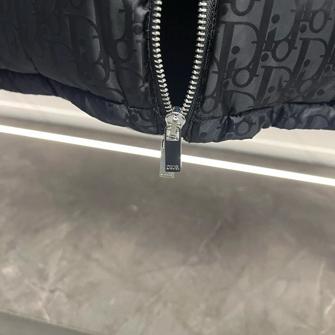 🅿️800 Dior CD Home Black Our very slow hardware comes from the hardware zippers and electroplating process imported from Taiwan. You can compare my zipper with other zippers. You can listen to the sound of the zipper. It is tight, smooth and smooth. Secondly, our buttons are all facing in one direction. The buttons use the latest technology TPU apron. The reset is more sensitive than ordinary metal. The tensioner damping has higher precision in each feel, is more wear-resistant and more durable. Third, please note that wool products are bound to pill, but the probability of pilling varies depending on the time and place of use (it is recommended not to buy it). Fourth, please put mothballs on wool products when they are not being worn. The fabric is still made using Japan's Mitsubishi Textile jacquard technology with a high density of 150,000 stitches per square centimeter. It is then dip-dyed with pure water from Japan's Komatsu Refining Co., Ltd. in non-circulating segments, ensuring that every square foot of cloth on your body can be colorful with small color difference and energetic reflections can be seen on the sides. All pockets are made of pure cotton TR cloth. Pockets are the places we touch most during use. It may be touched hundreds of times a day, so we insist on saving money, and you can't tell if we can reduce the cost by 10 yuan. However, in order to pursue durability, and the original FK, we still choose the fabric used to make overalls as pocket cloth. This kind of fabric is widely used to make overalls, suit pants, suits, outdoor camping, and jungle trekking fabrics, so there is no problem if you touch your pockets hundreds of times a day. 95% pure white duck down, top-notch world-destroying version, and only made in one order. Hurry up and put it on the shelves, it may be taken off the shelves soon. Color: black, navy blue, gray Size: 44, 46, 48, 50, 52