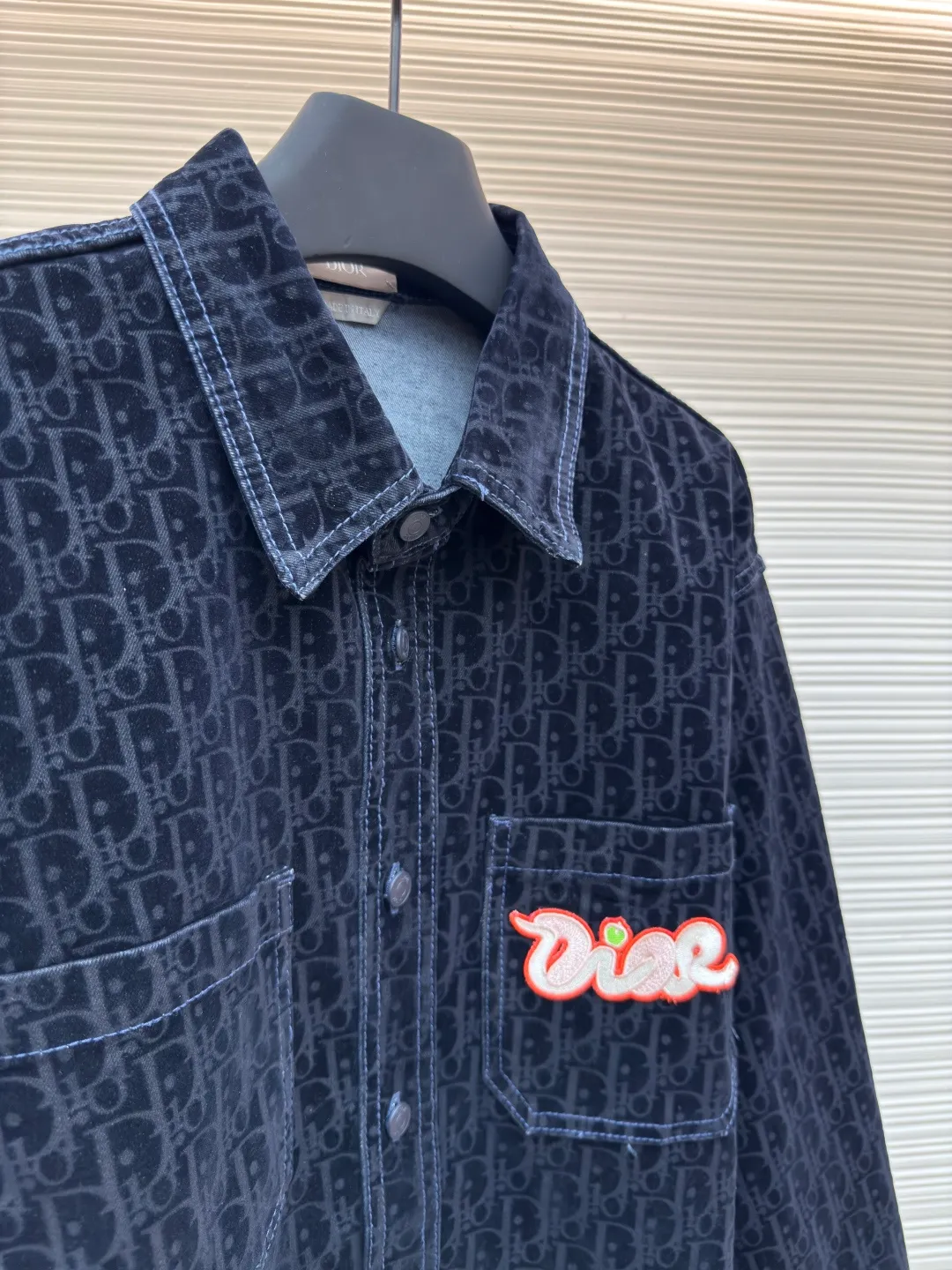 Diorx KAWS joint denim jacket ●Authentic product: purchased and developed by 10199 ●Item number: 1680584-B90 ●Material: blended denim ●Technology: embroidered patch ●Version: fitted version ●Weight: about 810 grams ●Size: 37-38-40-42-44 ●Description: Made of customized blue cotton blended denim fabric, with pockets on both sides of the front panel, a customized Dior letter leather patch on the back, and a DIOR AND KAWS embroidery design on the back hip, which reinterprets the Dior logo in a colorful snake shape. The placket is molded with custom Dior letter buttons of the same color, and the whole body is decorated with the same color Oblique print, truly a 1:1 copy. Close your eyes and enter
