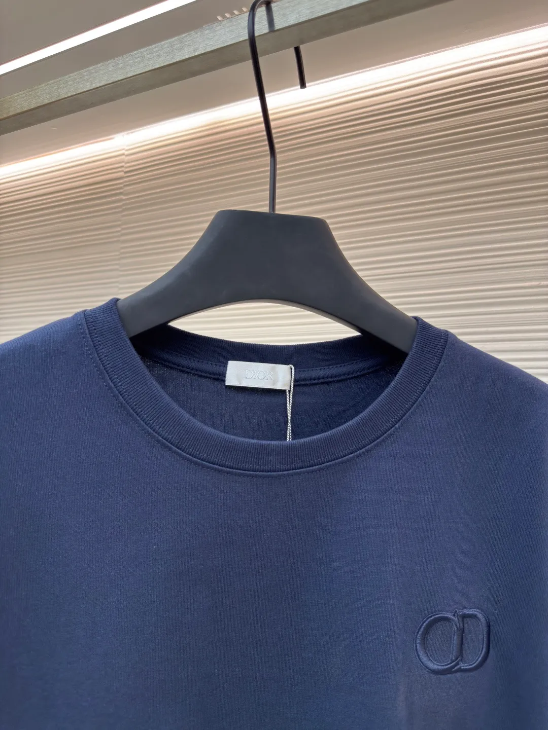 DIOR CD letter embroidery round neck short sleeves ●Authentic product: Purchased and developed for 5800 ●Item number: 1680435-A00 ●Fabric: pure cotton fabric ●Technology: embroidery process ●Version: fitted version ●Weight: about 340 grams ●Size: XS-S-M-L ●Description: Color is custom-woven and dyed, "CD" design on the chest. A perfect fashionable and trendy item! The oversize version is very slimming and can be worn with a T-skirt or shorts. Who wouldn’t love it? The texture of the customized fabric is super versatile and can be worn in all seasons. The overall routing is straight and delicate, the fabric is comfortable and soft, and the color is consistent with no color difference. It can be matched with the same style to create a fashionable look and control various occasions. Customized accessories, complete with three labels, same style for men and women!