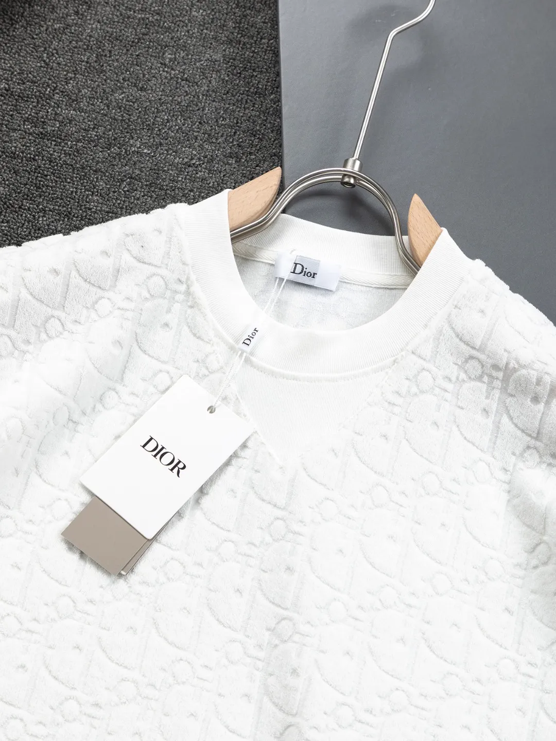 🅿️210 Dior Dior micro wide version CD micro wide version S-Xl 25ss forever unbeatable classic style permanent boutique counter eternal classic style CD letter dark pattern jacquard towel embroidered velvet🪡logo pattern As the leader in the luxury world, the D family is well-deserved. The first thing that catches the eye is the loose and comfortable black and white solid color version of the piece we are going to talk about today. The ribbed round collar has become the best modification of its version, and the D family has the upper body LOGO listed on the front, and the unique embroidery design of the letter logo patch highlights the texture! The most traditional modification method combined with the simplest color scale contrast forms the strongest and direct contrast, and this is often the most concise and clear minimalist modification method~~A nostalgic classic atmosphere also spreads in this work inadvertently! ! Featuring a distinctive 47 logo patch embroidery on the front, a unique tribute to Dior's historic year! Coupled with the blessing of 320 grams of cotton material, both the upper body comfort and the existence are unparalleled. It can be said to be a must-have companion in summer. The excellent breathability and comfortable wearing feeling are unparalleled~ Recommended! ! Color: Black and white Size: S-XL Size chart: S: Shoulder width 55-Bust 56-Length 71.5 M: Shoulder width 56.5-Bust 58-Length 73 L: Shoulder width 58-Bust 60-Length 74.5 XL: Shoulder width 59.5-Bust 62-Length 76