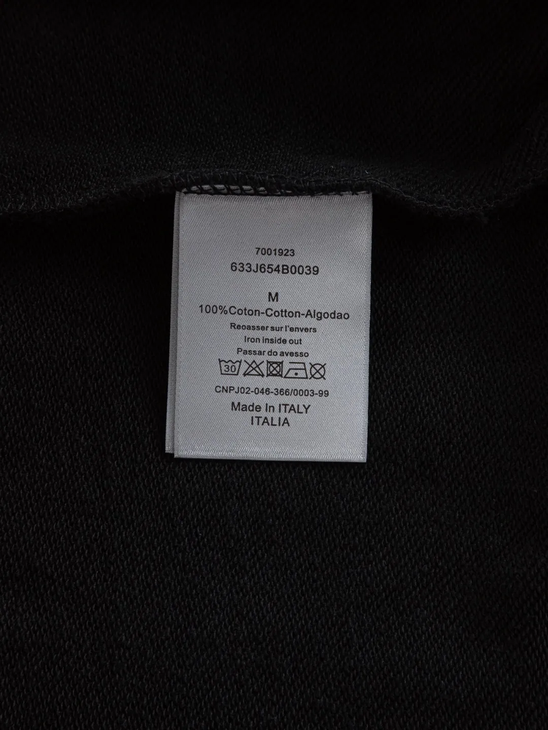 🅿️280 DIOR Dior CD micro wide version S-XL DIOR 25ss autumn and winter sweatshirt new product counter timeless classic style CD letter bee embroidery on the chest🪡logo pattern, dior bee large logo embroidery on the back🪡 As the leader in the luxury world, the D family is well-deserved. The first thing that catches the eye is the loose and comfortable black and white solid color version of the piece we are going to talk about today. The ribbed round collar has become the best modification of its version, and the D family has the upper body LOGO listed on the front, and the unique embroidery design of the letter logo patch highlights the texture! The most traditional modification method combined with the simplest color scale contrast forms the strongest and direct contrast, and this is often the most concise and clear minimalist modification method~~A nostalgic classic atmosphere also spreads in this work inadvertently! ! Featuring a distinctive 47 logo patch embroidery on the front, a unique tribute to Dior's historic year! Coupled with the blessing of 440 grams of cotton material, both the comfort of the upper body is unparalleled. It can be said to be a must-have companion in summer. The excellent breathability and comfortable wearing feeling are unparalleled~ Recommended! ! Color: Black and white Size: S-XL Size chart: S: Shoulder width 51-Bust 56-Length 69 M: Shoulder width 52.5-Bust 58-Length 71 L: Shoulder width 54-Bust 60-Length 73 XL: Shoulder width 55.5-Bust 62-Length 75