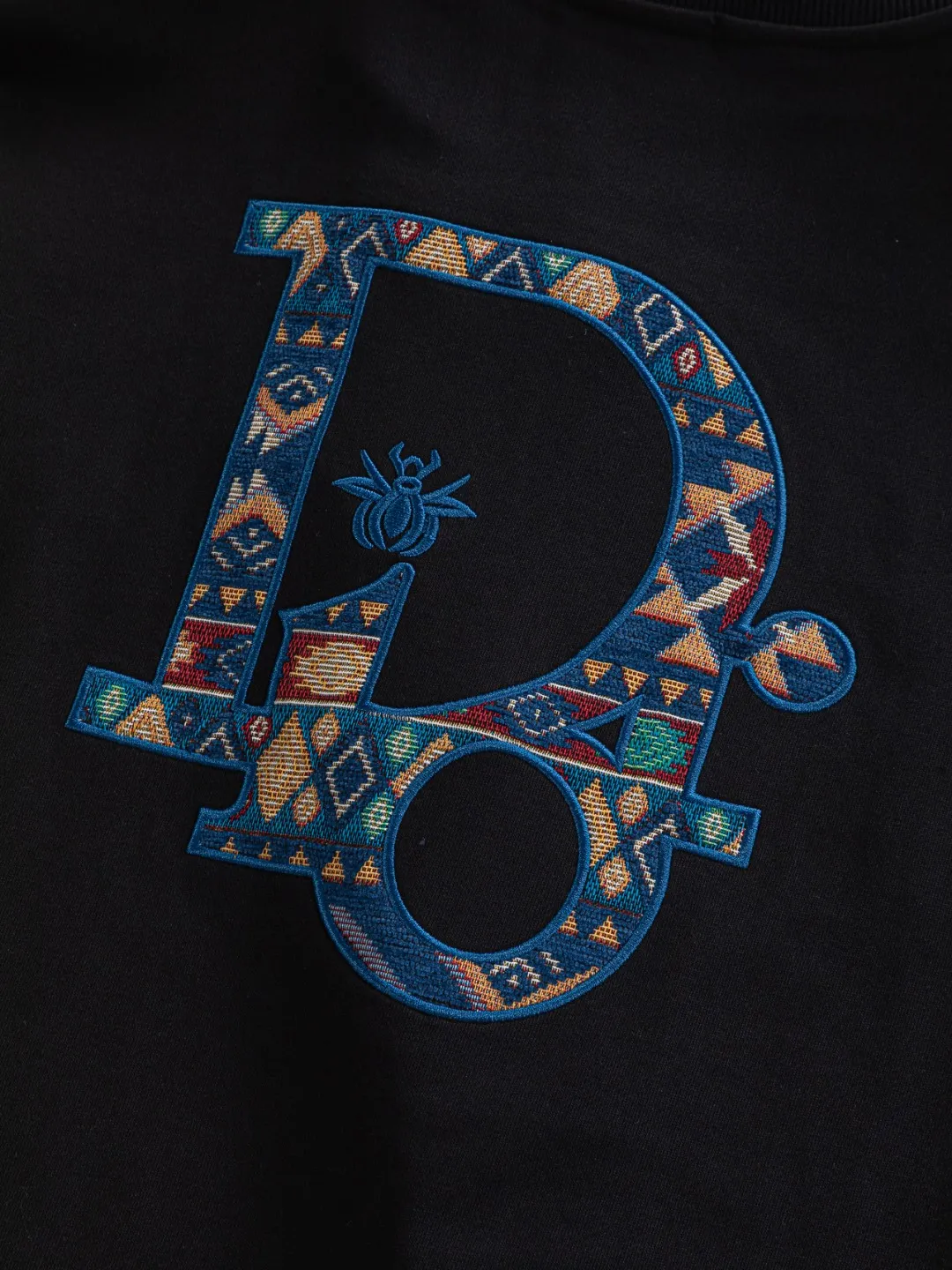 🅿️280 DIOR Dior CD micro wide version S-XL DIOR 25ss autumn and winter sweatshirt new product counter timeless classic style CD letter bee embroidery on the chest🪡logo pattern, dior bee large logo embroidery on the back🪡 As the leader in the luxury world, the D family is well-deserved. The first thing that catches the eye is the loose and comfortable black and white solid color version of the piece we are going to talk about today. The ribbed round collar has become the best modification of its version, and the D family has the upper body LOGO listed on the front, and the unique embroidery design of the letter logo patch highlights the texture! The most traditional modification method combined with the simplest color scale contrast forms the strongest and direct contrast, and this is often the most concise and clear minimalist modification method~~A nostalgic classic atmosphere also spreads in this work inadvertently! ! Featuring a distinctive 47 logo patch embroidery on the front, a unique tribute to Dior's historic year! Coupled with the blessing of 440 grams of cotton material, both the comfort of the upper body is unparalleled. It can be said to be a must-have companion in summer. The excellent breathability and comfortable wearing feeling are unparalleled~ Recommended! ! Color: Black and white Size: S-XL Size chart: S: Shoulder width 51-Bust 56-Length 69 M: Shoulder width 52.5-Bust 58-Length 71 L: Shoulder width 54-Bust 60-Length 73 XL: Shoulder width 55.5-Bust 62-Length 75