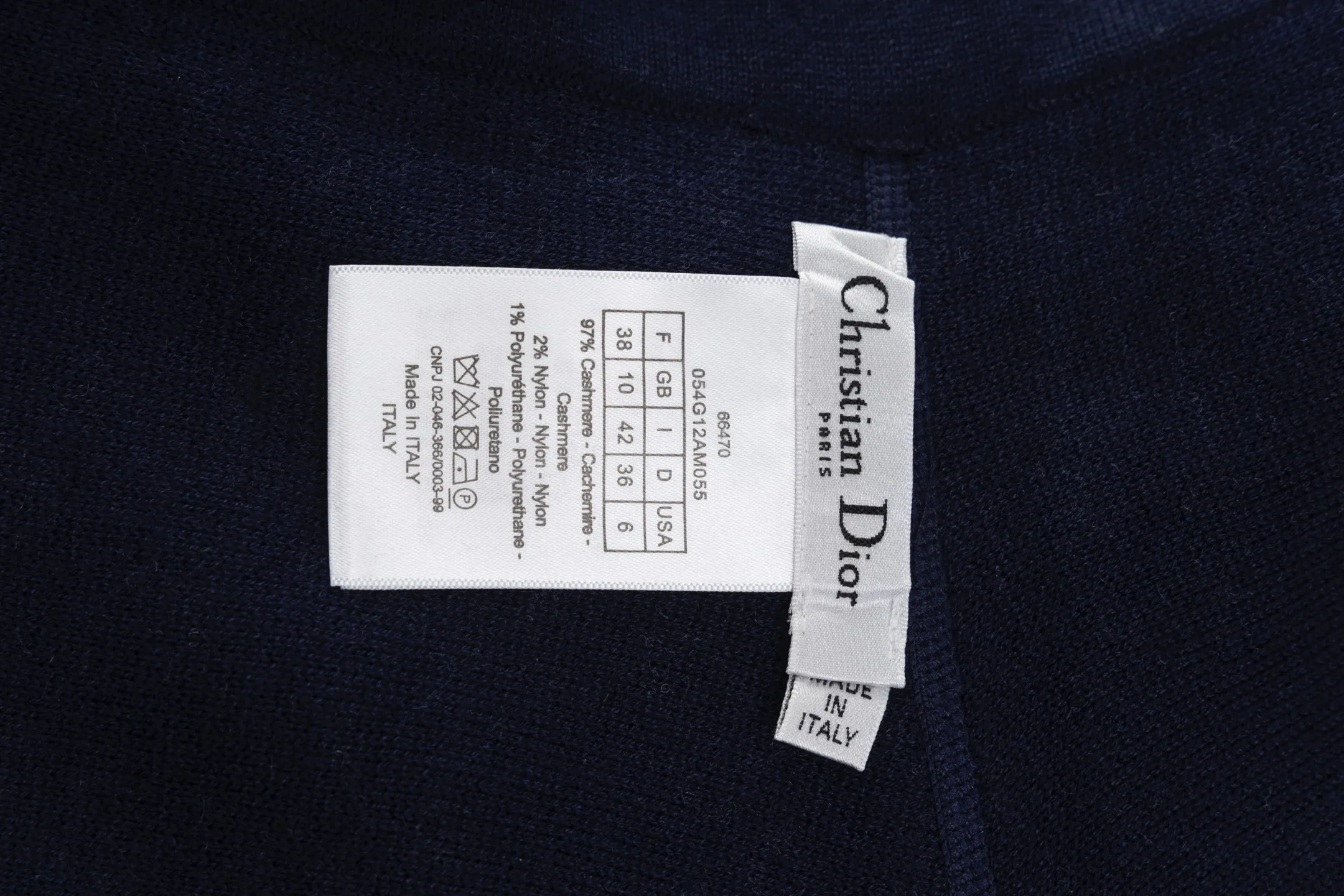🅿️480 [Exclusive supply] CD 25FW presbyopic reversible cashmere trousers (navy blue) The fabric is made of imported cashmere yarn double-sided jacquard fabric and can be worn on both sides. The fabric uses monogram jacquard double weaving technology to present the brand's iconic presbyopia pattern, which combines luxurious texture with practical functions. Swiss machine embroidery stitching technology ensures every detail is exquisite and perfect, and the stitches are even and delicate. The classic straight-leg design subtly modifies the leg lines, making the upper body slim and elegant. Double-sided jacquard technology keeps both sides of the fabric flat and crisp, making it comfortable and layered. Selected high-quality cashmere yarn brings a soft and skin-friendly touch experience while having good warmth retention and breathability. The overall craftsmanship is exquisite, and high-end quality is reflected from fabric weaving to finished product sewing. It is an exquisite item that is both fashionable and practical. Size:S/M/L
