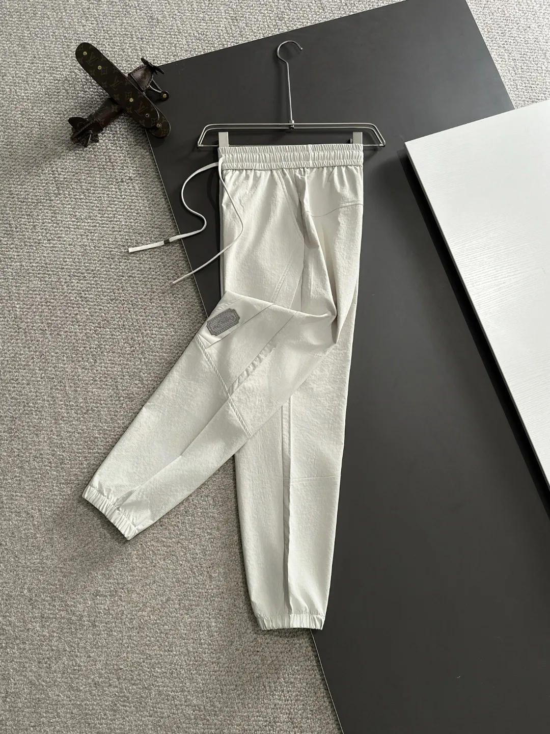 🅿️400 next day shipping Dior 2025 spring and summer new elastic band casual pants, thin counter custom fabrics, high breathability and comfort, impeccable details, brand element design concept, reflecting high quality. It feels delicate and soft! It presents a casual cut and the upper body shape is great! Size: M-4XL