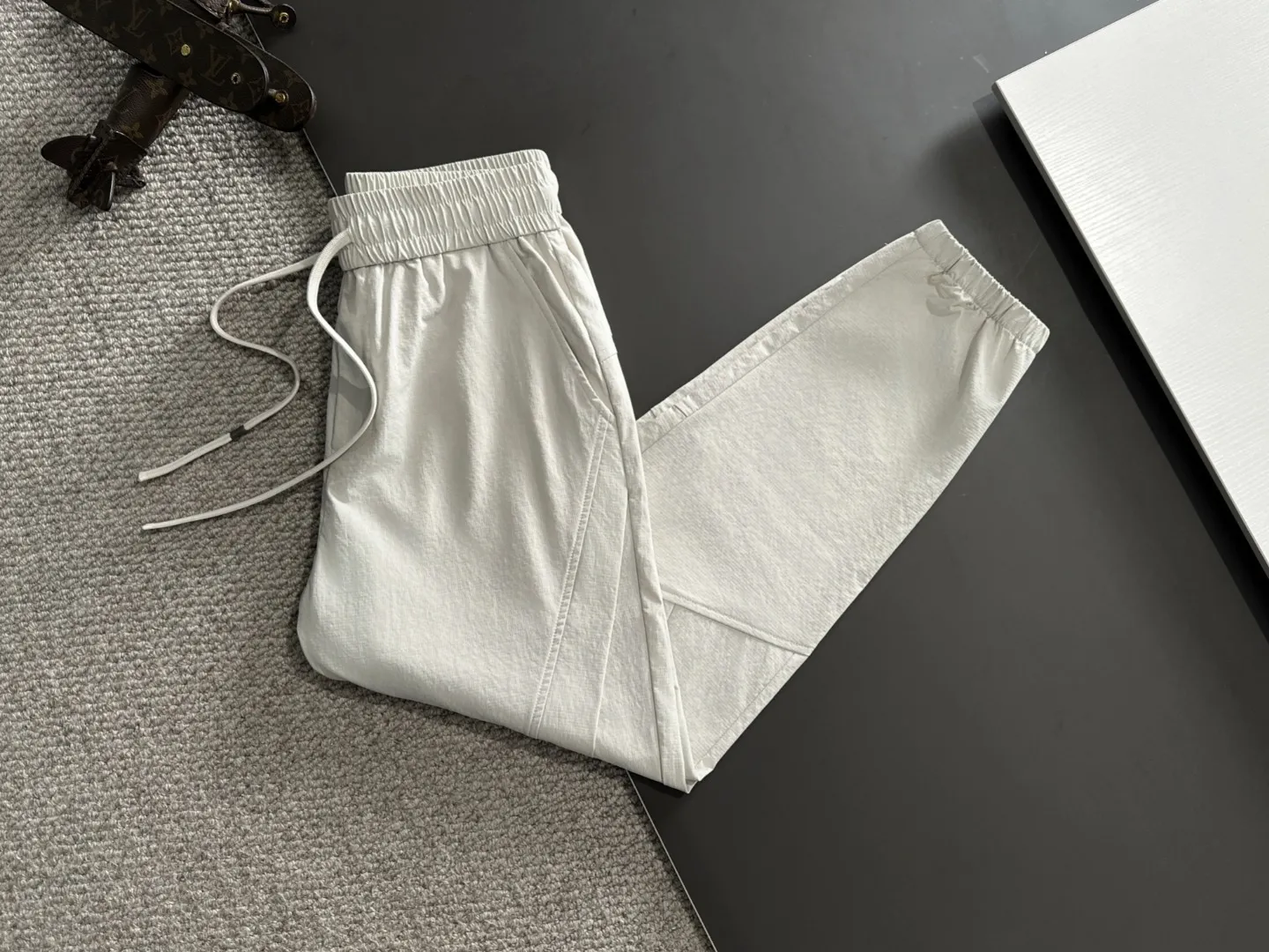 🅿️400 next day shipping Dior 2025 spring and summer new elastic band casual pants, thin counter custom fabrics, high breathability and comfort, impeccable details, brand element design concept, reflecting high quality. It feels delicate and soft! It presents a casual cut and the upper body shape is great! Size: M-4XL