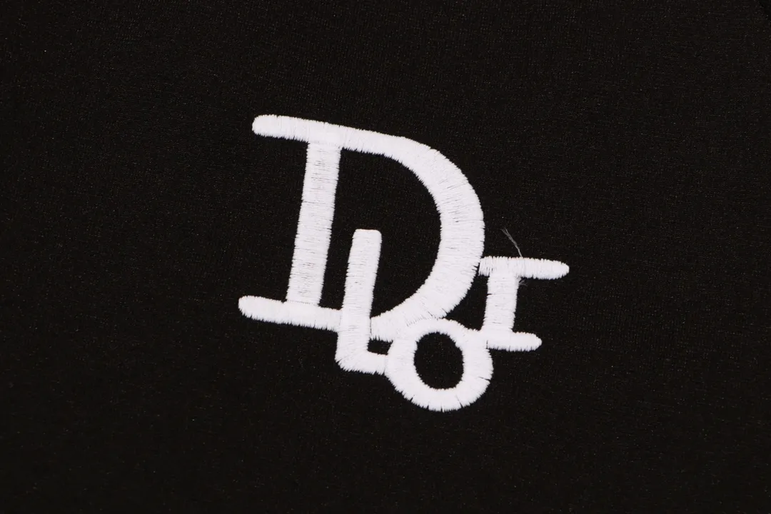🅿️310 Style No. #F43 Dior webbing small label embroidered jacket Same style as DIOR official website Craftsmanship: full chest with consistent embroidered small label Fabric: 380g pure cotton Golden Horse Rowan Supporting: complete three labels Cardboard oil paper code sticker packaging High temperature pre-shrinking process before making, no shrinkage and deformation os version Can wear up to 200 pounds Manual measurement of size Error of 2-3cm is normal Color: Black size:s m l xl