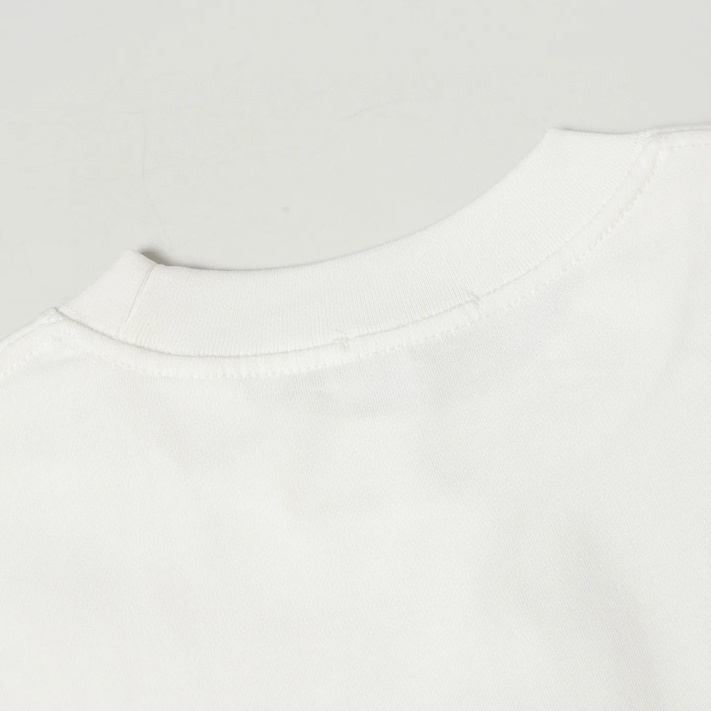 🅿️170 DIOR/Dior 25SS new hot-selling joint model T-shirt short sleeves with floral letter logo pattern on the chest. The first thing that catches the eye is the loose and comfortable black and white solid color versions~~ The ribbed round neck has become the best modification of its version, and the D family is used as the upper body The LOGO is listed on the chest, which highlights the texture even more! The most traditional modification method and the simplest color scale contrast form the strongest and direct contrast, and this is often the most concise and clear minimalist modification method~~A kind of nostalgic classic atmosphere is also there This work spreads inadvertently!! It is made of 280 grams of cotton material, which is unparalleled in terms of upper body comfort. It can be said to be a must-have companion in summer. Its excellent breathability and comfortable wearing feeling are unparalleled ~ Recommended!! Color: black, white SIXE: XS-L