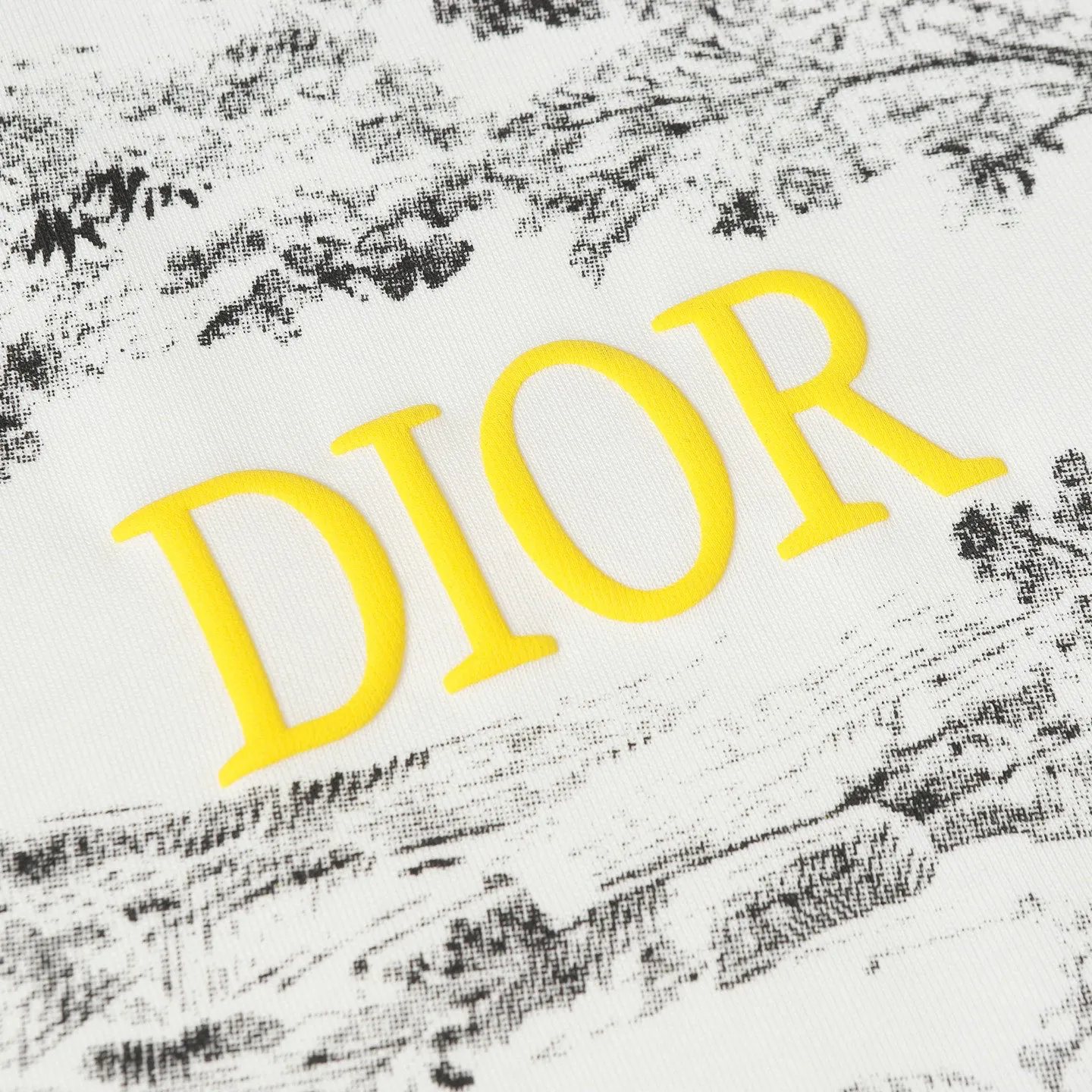 🅿️170 DIOR/Dior 25SS new hot-selling joint model T-shirt short sleeves with floral letter logo pattern on the chest. The first thing that catches the eye is the loose and comfortable black and white solid color versions~~ The ribbed round neck has become the best modification of its version, and the D family is used as the upper body The LOGO is listed on the chest, which highlights the texture even more! The most traditional modification method and the simplest color scale contrast form the strongest and direct contrast, and this is often the most concise and clear minimalist modification method~~A kind of nostalgic classic atmosphere is also there This work spreads inadvertently!! It is made of 280 grams of cotton material, which is unparalleled in terms of upper body comfort. It can be said to be a must-have companion in summer. Its excellent breathability and comfortable wearing feeling are unparalleled ~ Recommended!! Color: black, white SIXE: XS-L