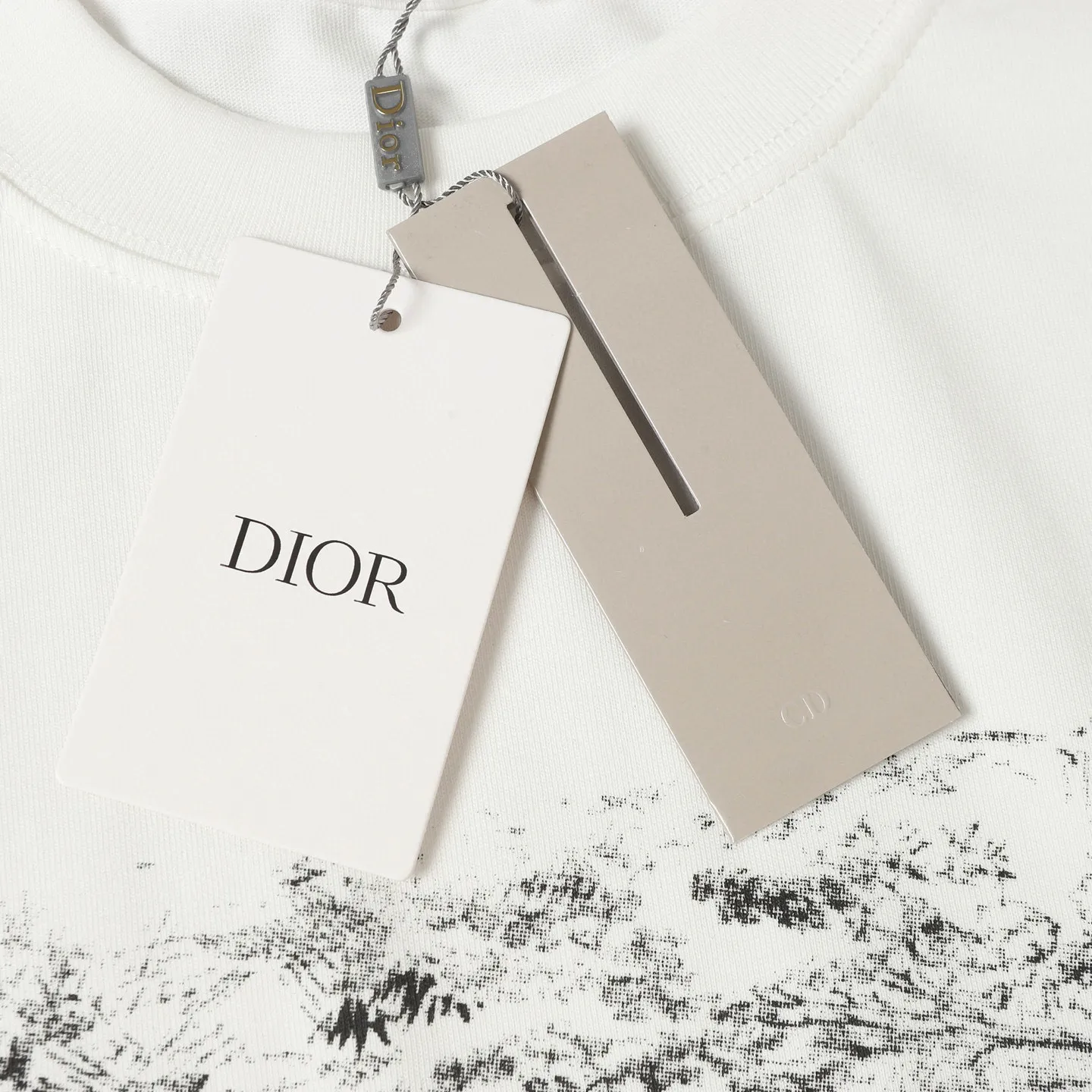 🅿️170 DIOR/Dior 25SS new hot-selling joint model T-shirt short sleeves with floral letter logo pattern on the chest. The first thing that catches the eye is the loose and comfortable black and white solid color versions~~ The ribbed round neck has become the best modification of its version, and the D family is used as the upper body The LOGO is listed on the chest, which highlights the texture even more! The most traditional modification method and the simplest color scale contrast form the strongest and direct contrast, and this is often the most concise and clear minimalist modification method~~A kind of nostalgic classic atmosphere is also there This work spreads inadvertently!! It is made of 280 grams of cotton material, which is unparalleled in terms of upper body comfort. It can be said to be a must-have companion in summer. Its excellent breathability and comfortable wearing feeling are unparalleled ~ Recommended!! Color: black, white SIXE: XS-L