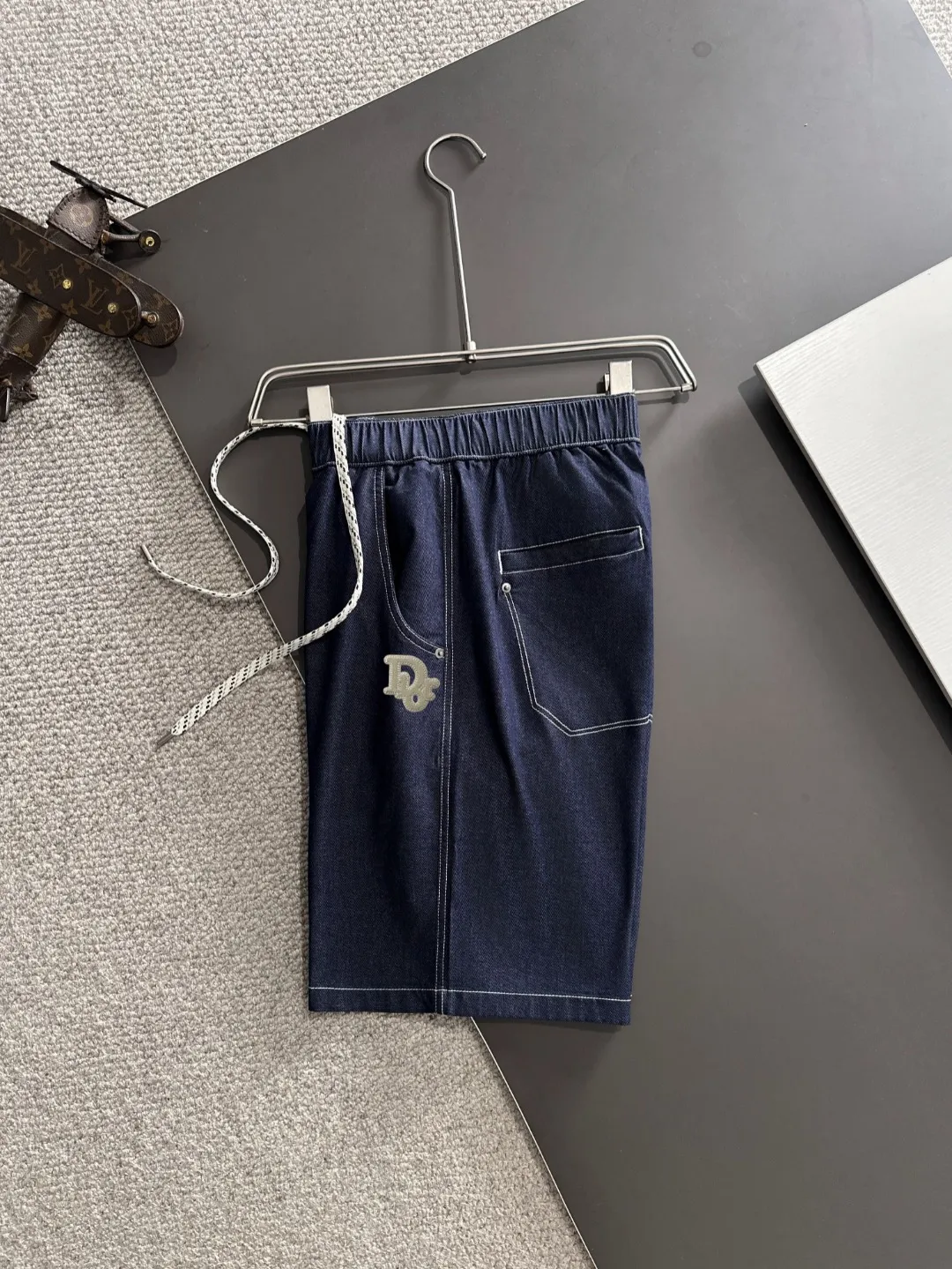 🅿️330 shipped next day. High-quality DIOR/Dior 2025 spring and summer new high-definition elastic band casual solid color loose shorts. Made with machines imported from Italy. The hem of the trousers is hemmed with two needles. The stitching is fine and firm. The fabric is customized at the counter. It has high breathability and comfort. The details are impeccable. The brand element design concept reflects high quality. It feels delicate and soft! It presents a casual cut and the upper body shape is great! Size: S-XXL