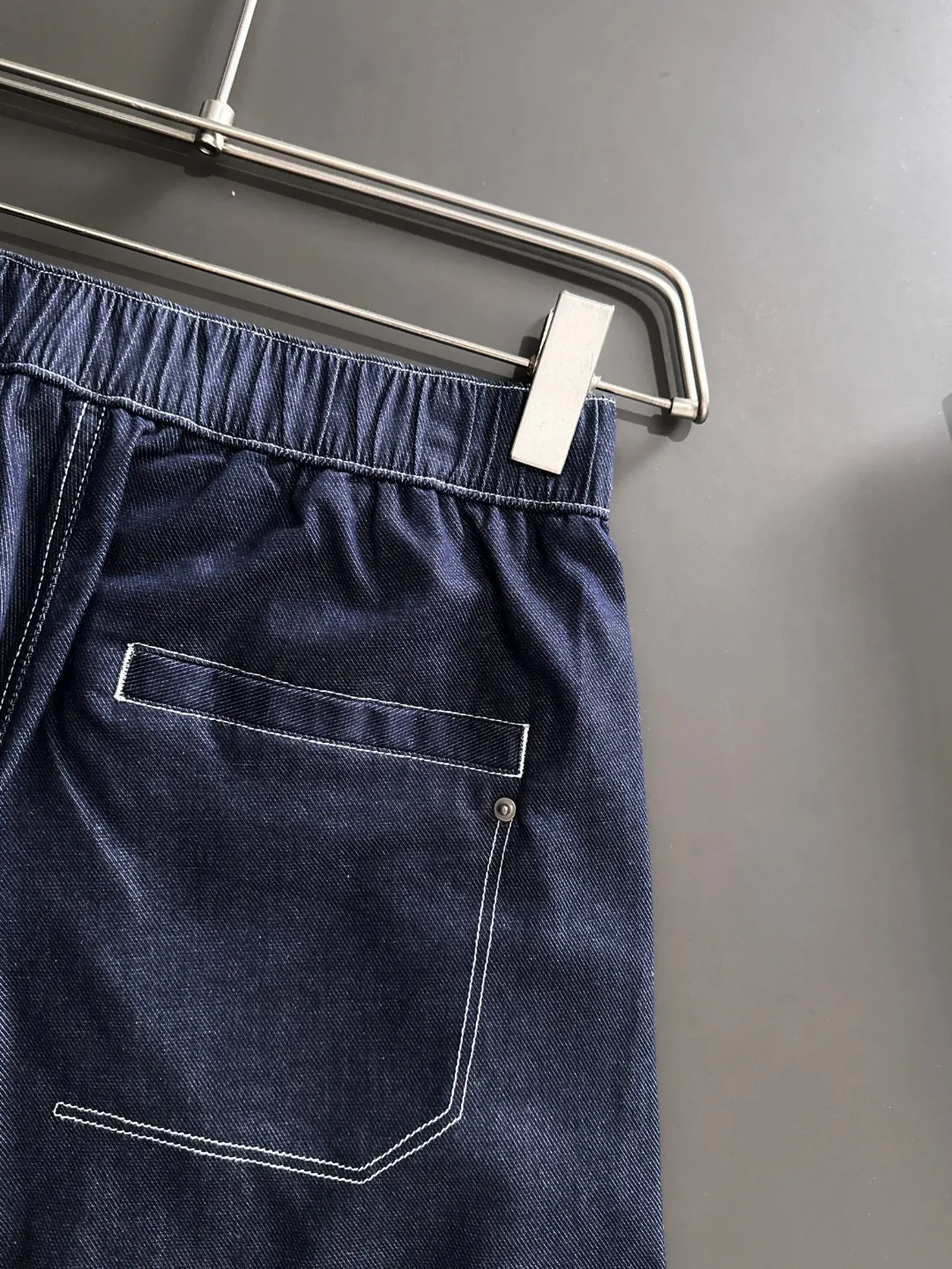 🅿️330 shipped next day. High-quality DIOR/Dior 2025 spring and summer new high-definition elastic band casual solid color loose shorts. Made with machines imported from Italy. The hem of the trousers is hemmed with two needles. The stitching is fine and firm. The fabric is customized at the counter. It has high breathability and comfort. The details are impeccable. The brand element design concept reflects high quality. It feels delicate and soft! It presents a casual cut and the upper body shape is great! Size: S-XXL