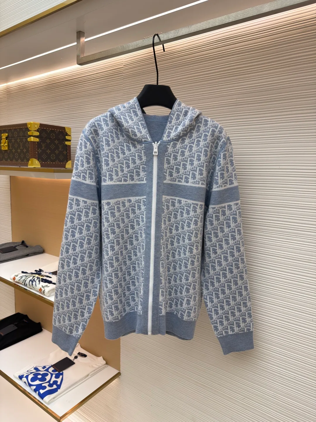 DIOR double-sided cashmere zipper jacket ●Item number: 1682339-B50 ●Fabric: Cashmere fabric ●Technology: Knitting ●Version: Fitted version ●Weight: about 950 grams ●Size: S-M-L-XL-XXL ●Description: Made of high-weight cashmere, warm, soft and comfortable! Reversible knit sweater with navy blue on one side and signature Oblique print on the other for a classic reversible look. The double-sided zipper with custom molding can be matched at will and the classic is reproduced. The overall wiring is straight and delicate, the fabric is comfortable and soft, and the color is consistent without color difference. It can be matched with the same style to create a fashionable look and control various occasions. Customized accessories, complete with three standards, same style for men and women!