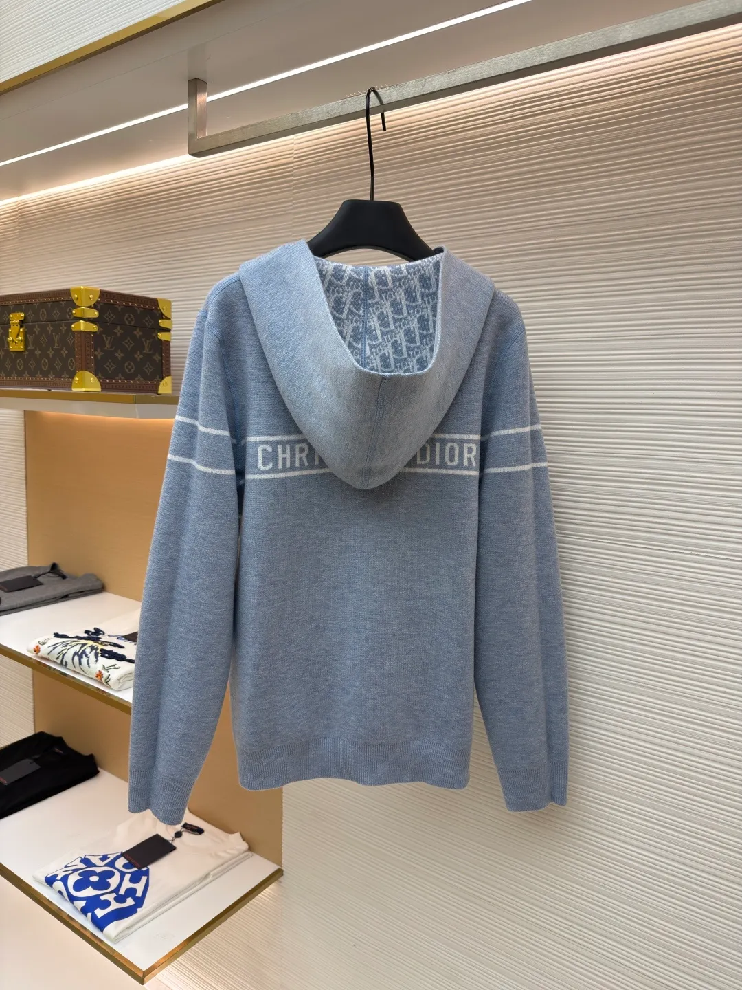 DIOR double-sided cashmere zipper jacket ●Item number: 1682339-B50 ●Fabric: Cashmere fabric ●Technology: Knitting ●Version: Fitted version ●Weight: about 950 grams ●Size: S-M-L-XL-XXL ●Description: Made of high-weight cashmere, warm, soft and comfortable! Reversible knit sweater with navy blue on one side and signature Oblique print on the other for a classic reversible look. The double-sided zipper with custom molding can be matched at will and the classic is reproduced. The overall wiring is straight and delicate, the fabric is comfortable and soft, and the color is consistent without color difference. It can be matched with the same style to create a fashionable look and control various occasions. Customized accessories, complete with three standards, same style for men and women!