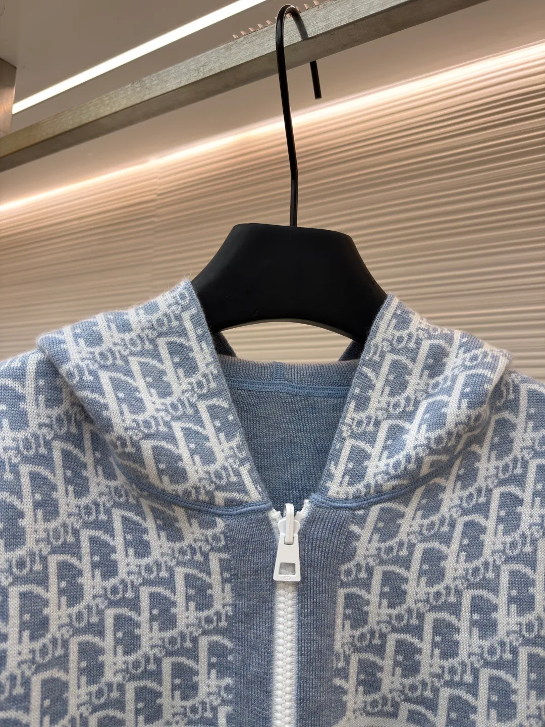 DIOR double-sided cashmere zipper jacket ●Item number: 1682339-B50 ●Fabric: Cashmere fabric ●Technology: Knitting ●Version: Fitted version ●Weight: about 950 grams ●Size: S-M-L-XL-XXL ●Description: Made of high-weight cashmere, warm, soft and comfortable! Reversible knit sweater with navy blue on one side and signature Oblique print on the other for a classic reversible look. The double-sided zipper with custom molding can be matched at will and the classic is reproduced. The overall wiring is straight and delicate, the fabric is comfortable and soft, and the color is consistent without color difference. It can be matched with the same style to create a fashionable look and control various occasions. Customized accessories, complete with three standards, same style for men and women!
