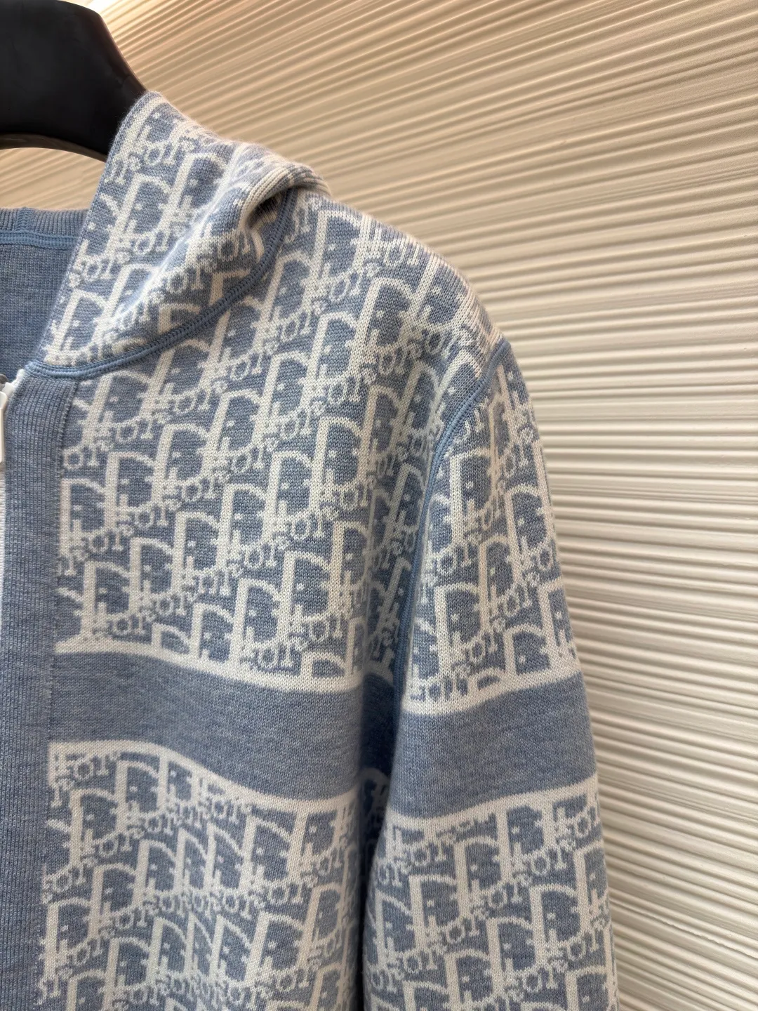 DIOR double-sided cashmere zipper jacket ●Item number: 1682339-B50 ●Fabric: Cashmere fabric ●Technology: Knitting ●Version: Fitted version ●Weight: about 950 grams ●Size: S-M-L-XL-XXL ●Description: Made of high-weight cashmere, warm, soft and comfortable! Reversible knit sweater with navy blue on one side and signature Oblique print on the other for a classic reversible look. The double-sided zipper with custom molding can be matched at will and the classic is reproduced. The overall wiring is straight and delicate, the fabric is comfortable and soft, and the color is consistent without color difference. It can be matched with the same style to create a fashionable look and control various occasions. Customized accessories, complete with three standards, same style for men and women!