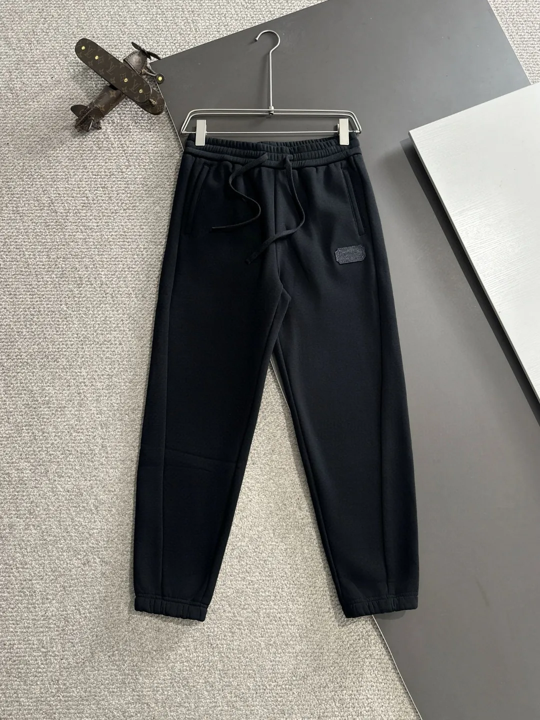 🅿️380 next day shipping Dior 2025 new early spring elastic band casual pants, thickened with velvet to keep warm. The custom-made fabrics at the counter are highly breathable and comfortable, with impeccable details and brand element design concepts, reflecting high quality. It feels delicate and soft! It presents a casual cut and the upper body shape is great! Size: M-4XL