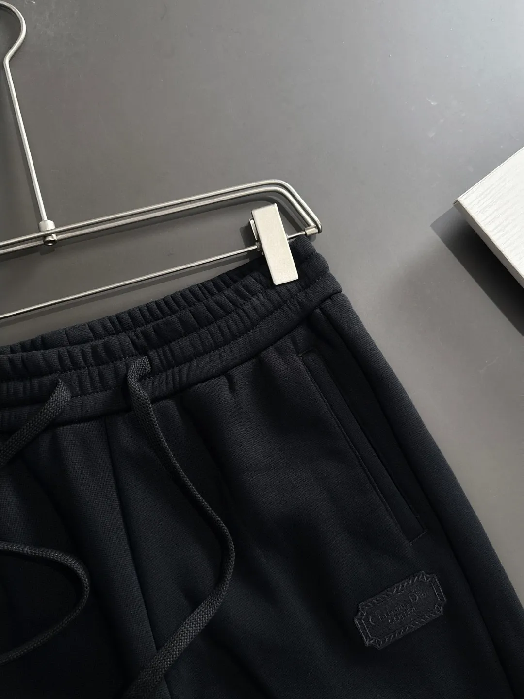 🅿️380 next day shipping Dior 2025 new early spring elastic band casual pants, thickened with velvet to keep warm. The custom-made fabrics at the counter are highly breathable and comfortable, with impeccable details and brand element design concepts, reflecting high quality. It feels delicate and soft! It presents a casual cut and the upper body shape is great! Size: M-4XL