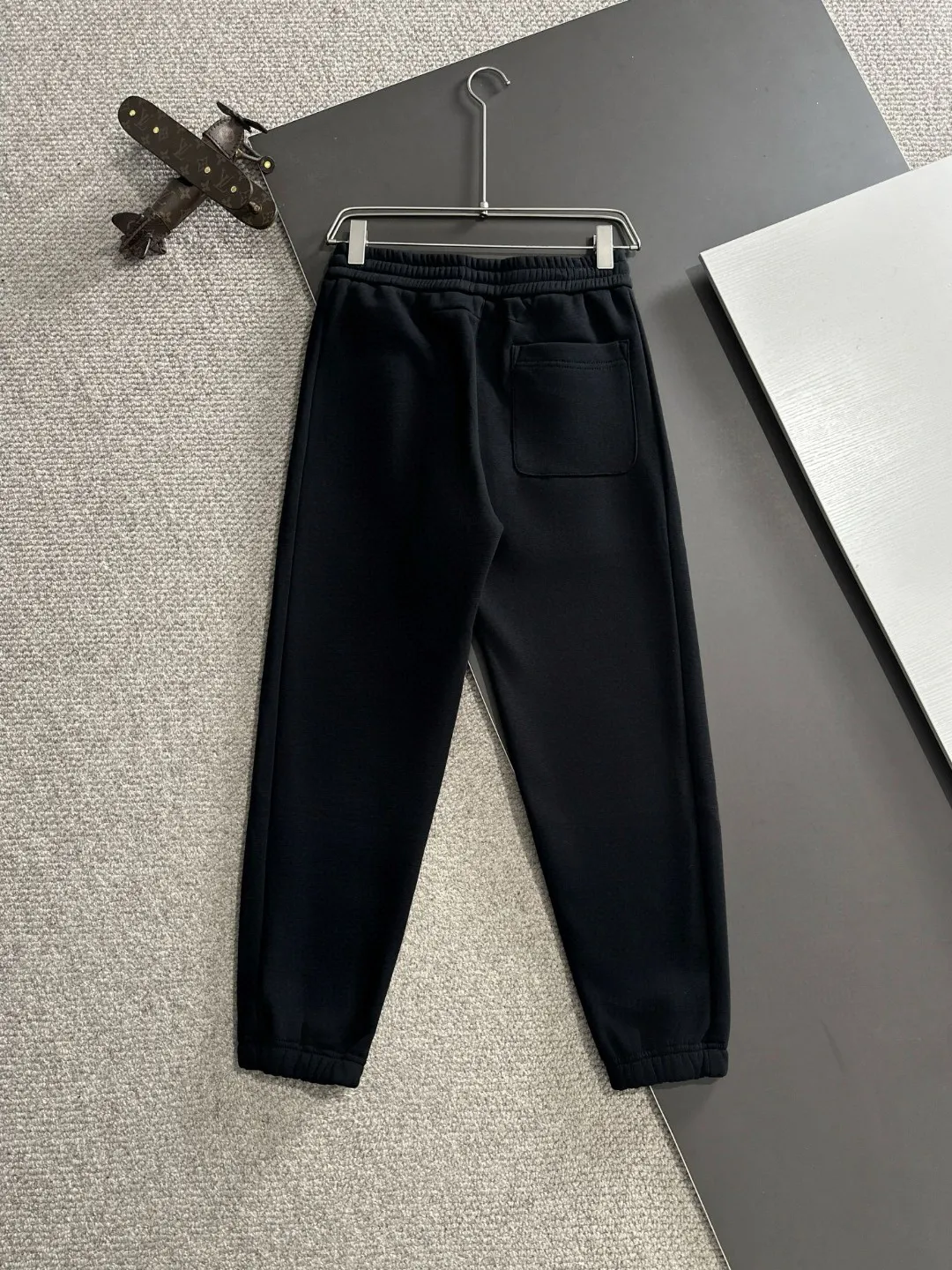 🅿️380 next day shipping Dior 2025 new early spring elastic band casual pants, thickened with velvet to keep warm. The custom-made fabrics at the counter are highly breathable and comfortable, with impeccable details and brand element design concepts, reflecting high quality. It feels delicate and soft! It presents a casual cut and the upper body shape is great! Size: M-4XL