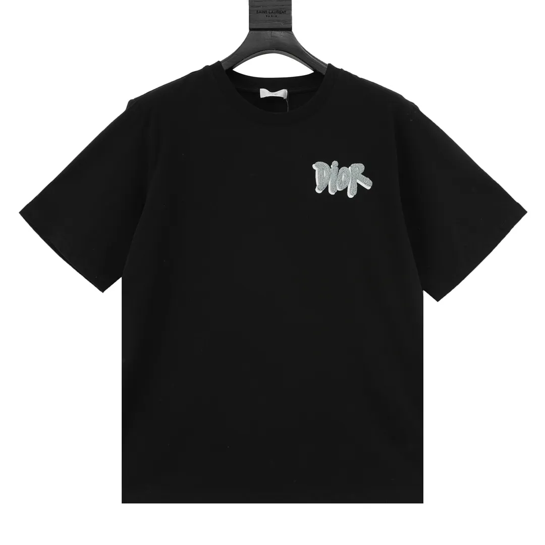 🅿️210 DIOR/Dior overlapping toothbrush embroidered logo short-sleeved TEE for couples, 24 summer limited new color combination, a simple yet detailed short-sleeved T-shirt, suitable for both men and women, which can satisfy your pursuit of quality while traveling handsomely. Made of 100% custom-woven knitted cotton with high grammage. The fabric has a solid and drapey feel, is skin-friendly and breathable, and has good moisture absorption and breathability. It also has a sense of wideness, and the upper body shape is outstanding and shows spirit. The Xiaodi logo design on the chest highlights the high-end sense of Big P. The logo uses heavy-duty shadow toothbrush embroidery technology to show a full three-dimensional effect, full of BIGGER! A lifestyle TEE that men and women can easily control in their daily lives! Same style for men and women Color: White Black Size: S-L