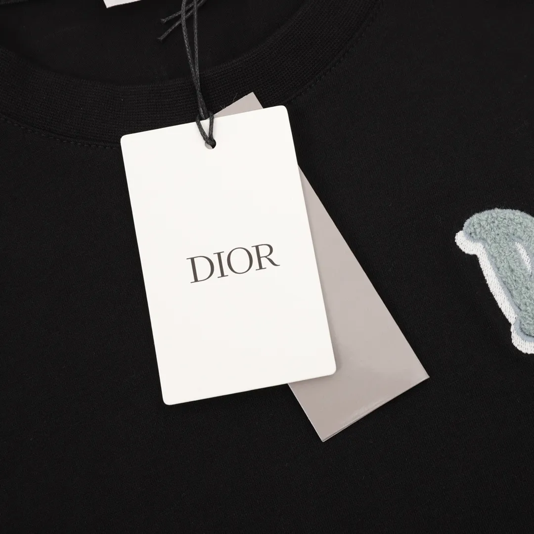 🅿️210 DIOR/Dior overlapping toothbrush embroidered logo short-sleeved TEE for couples, 24 summer limited new color combination, a simple yet detailed short-sleeved T-shirt, suitable for both men and women, which can satisfy your pursuit of quality while traveling handsomely. Made of 100% custom-woven knitted cotton with high grammage. The fabric has a solid and drapey feel, is skin-friendly and breathable, and has good moisture absorption and breathability. It also has a sense of wideness, and the upper body shape is outstanding and shows spirit. The Xiaodi logo design on the chest highlights the high-end sense of Big P. The logo uses heavy-duty shadow toothbrush embroidery technology to show a full three-dimensional effect, full of BIGGER! A lifestyle TEE that men and women can easily control in their daily lives! Same style for men and women Color: White Black Size: S-L