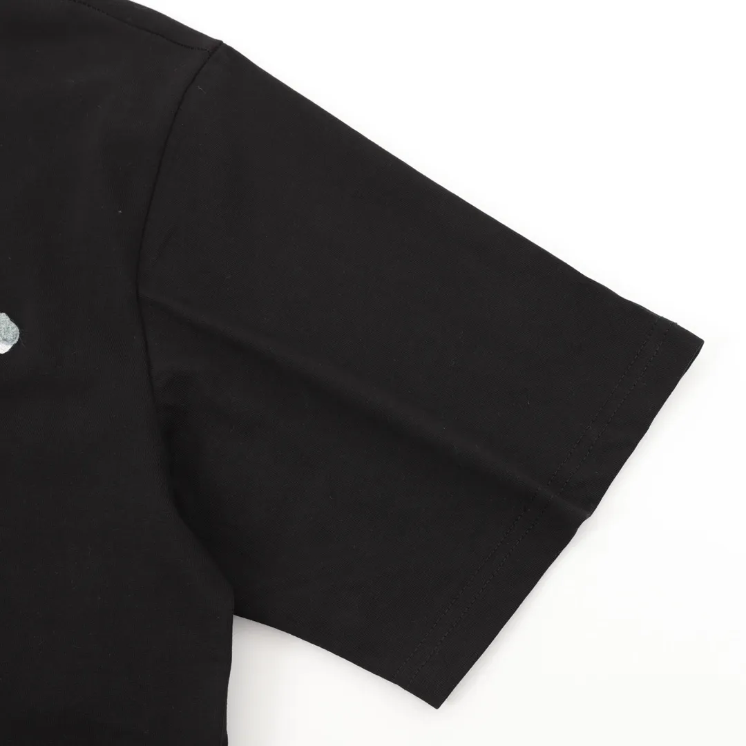 🅿️210 DIOR/Dior overlapping toothbrush embroidered logo short-sleeved TEE for couples, 24 summer limited new color combination, a simple yet detailed short-sleeved T-shirt, suitable for both men and women, which can satisfy your pursuit of quality while traveling handsomely. Made of 100% custom-woven knitted cotton with high grammage. The fabric has a solid and drapey feel, is skin-friendly and breathable, and has good moisture absorption and breathability. It also has a sense of wideness, and the upper body shape is outstanding and shows spirit. The Xiaodi logo design on the chest highlights the high-end sense of Big P. The logo uses heavy-duty shadow toothbrush embroidery technology to show a full three-dimensional effect, full of BIGGER! A lifestyle TEE that men and women can easily control in their daily lives! Same style for men and women Color: White Black Size: S-L