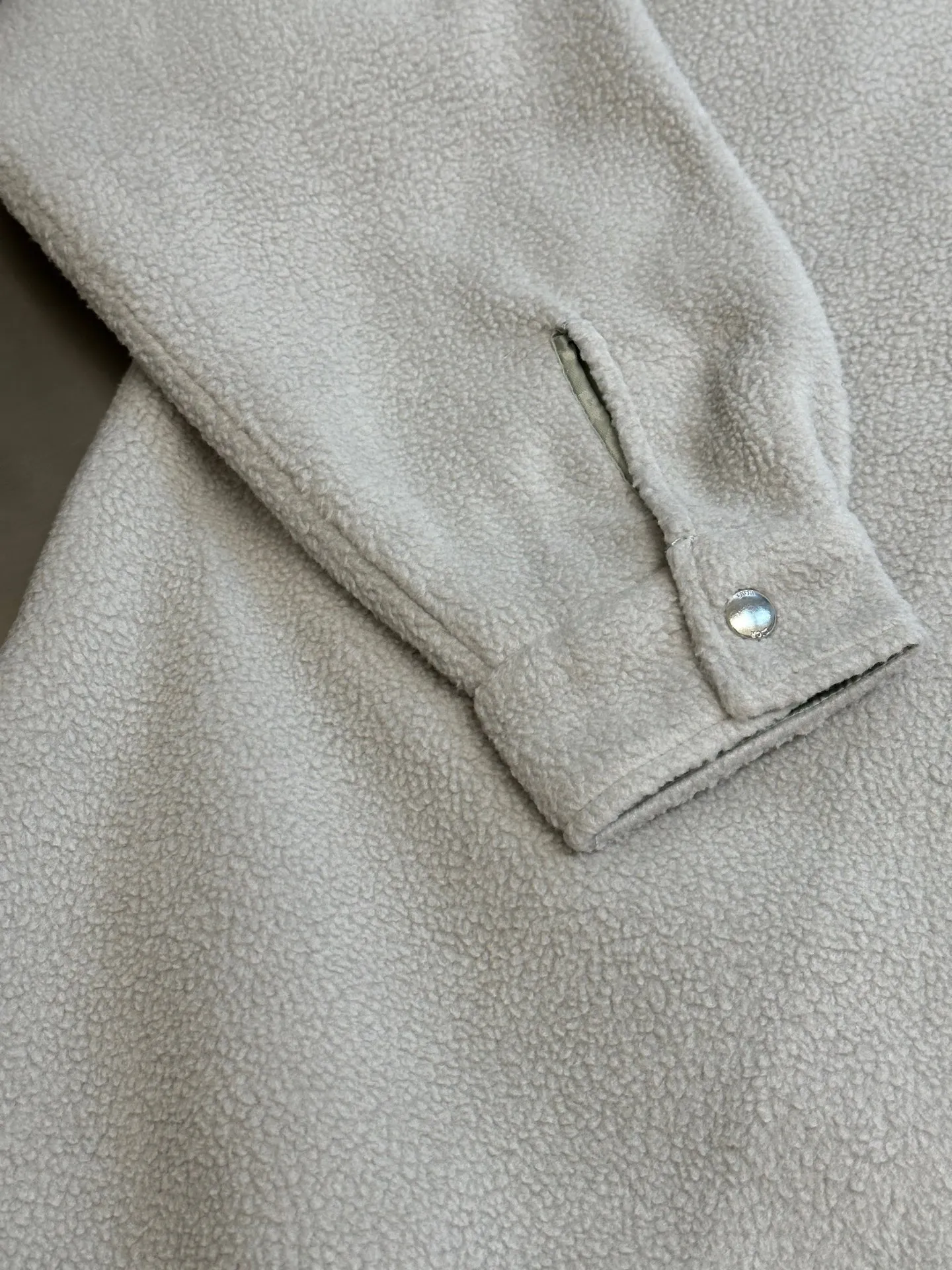 🅿️640 Dior polar fleece small label jacket It is made of cotton-polyester blended polar fleece fabric with a weight of 330g. The lining is made of 100% nylon 75D yarn-dyed jacquard fabric. The purchased original fabric lining is dyed with ABC color to determine the dye ratio. The color of the lining is ordered and dyed in large quantities. The front pocket is flat with a letter woven label. The woven label is made of white fine yarn imported from Japan. The front and center are equipped with a No. 5 white gold Swiss tooth double puller and open tail zipper. The cuffs are rounded with aluminum alloy CD letter snap buttons size: xs s m l