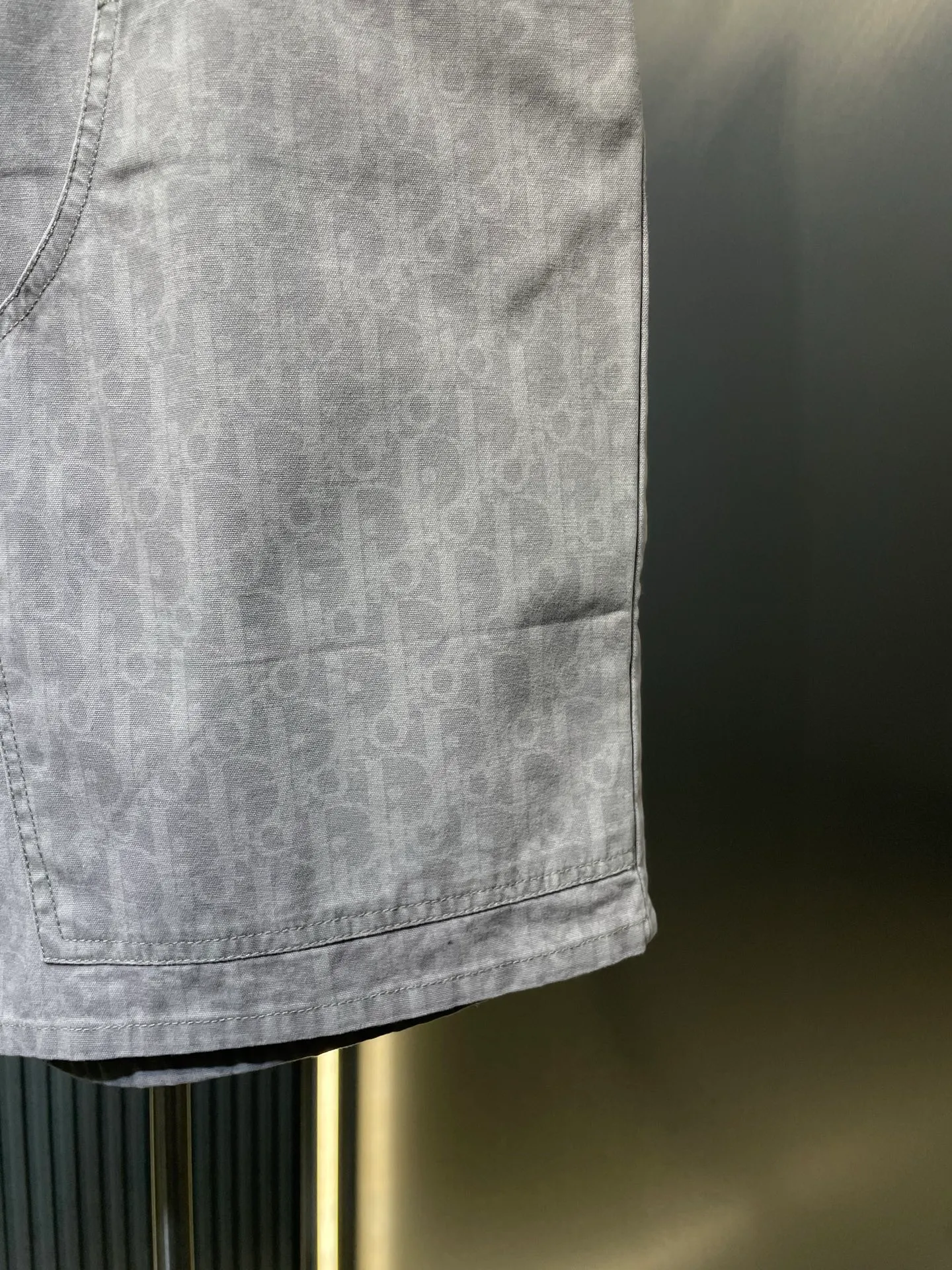 🅿️420 Dior🌟【Top Original】25ss new work jeans display oblique print, reinterpreting the work style with casual tailoring. Crafted from gray cotton denim, it's finished with a classic oblique print all over for an elegant look. Wear with the matching shirt for a graphic look. Code number: s-xl